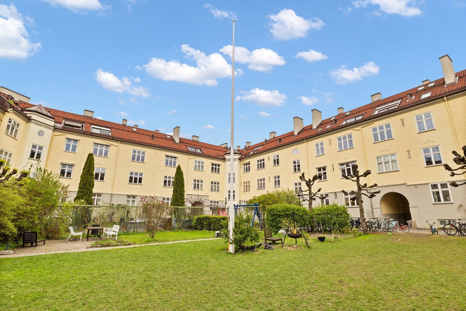 Hyggelig og velholdt felles bakgård med sittegrupper og lekeapparater - stille beliggenhet midt på Torshov. Galleribilde