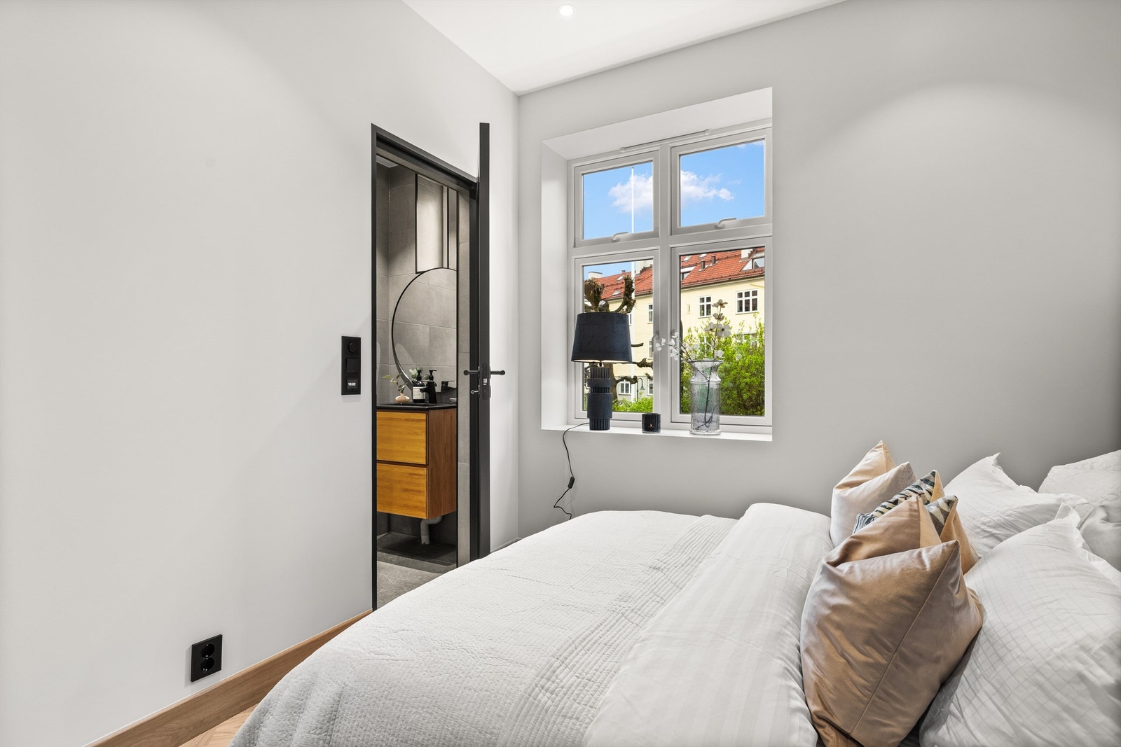 Hovedsoverommet i boligens 1. etasje ligger med tilknytning til eget bad. Galleribilde