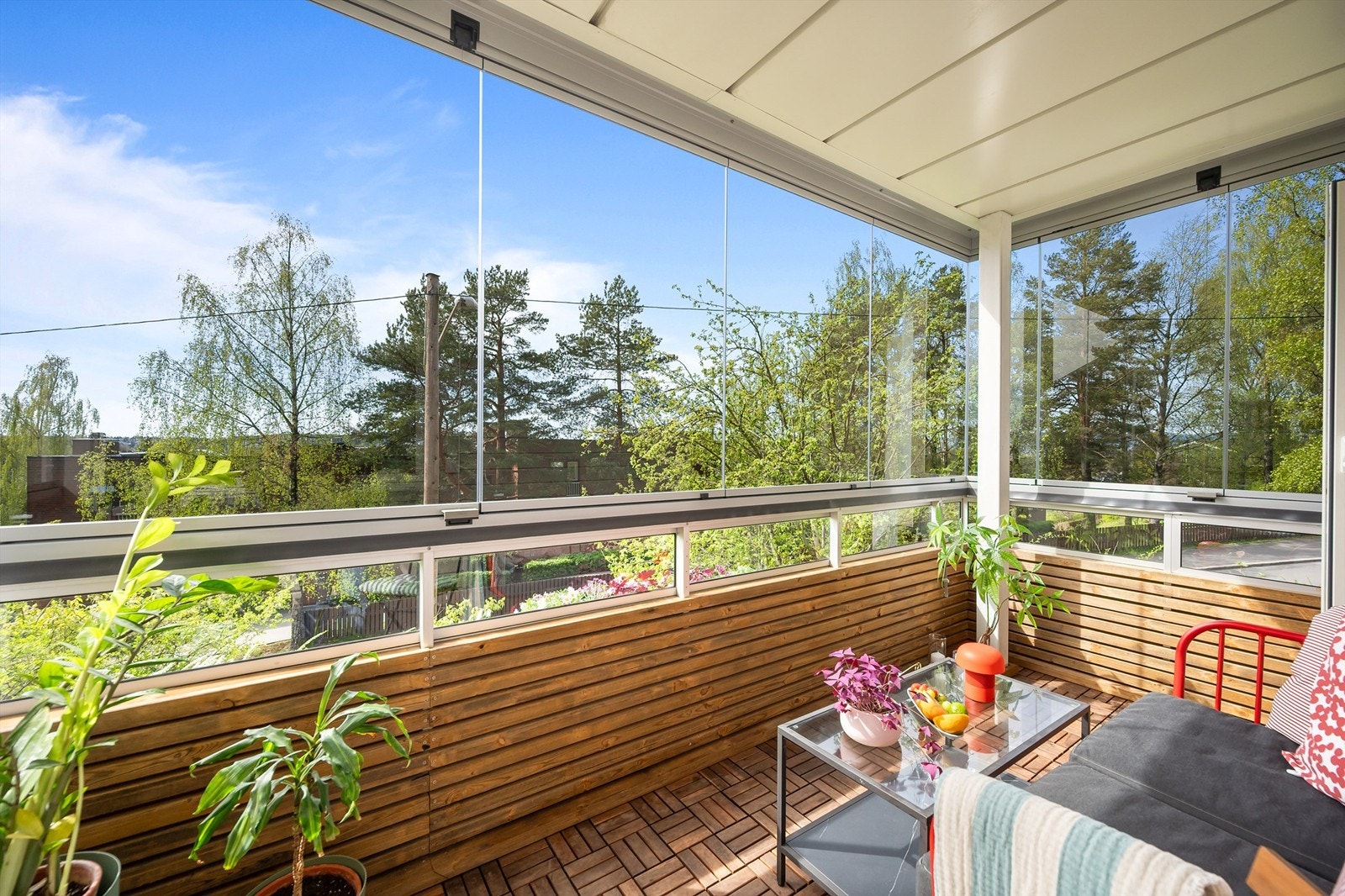 Vestvendt, innglasset balkong på 10 kvm. Innglassingen ble satt inn i 2024. Galleribilde