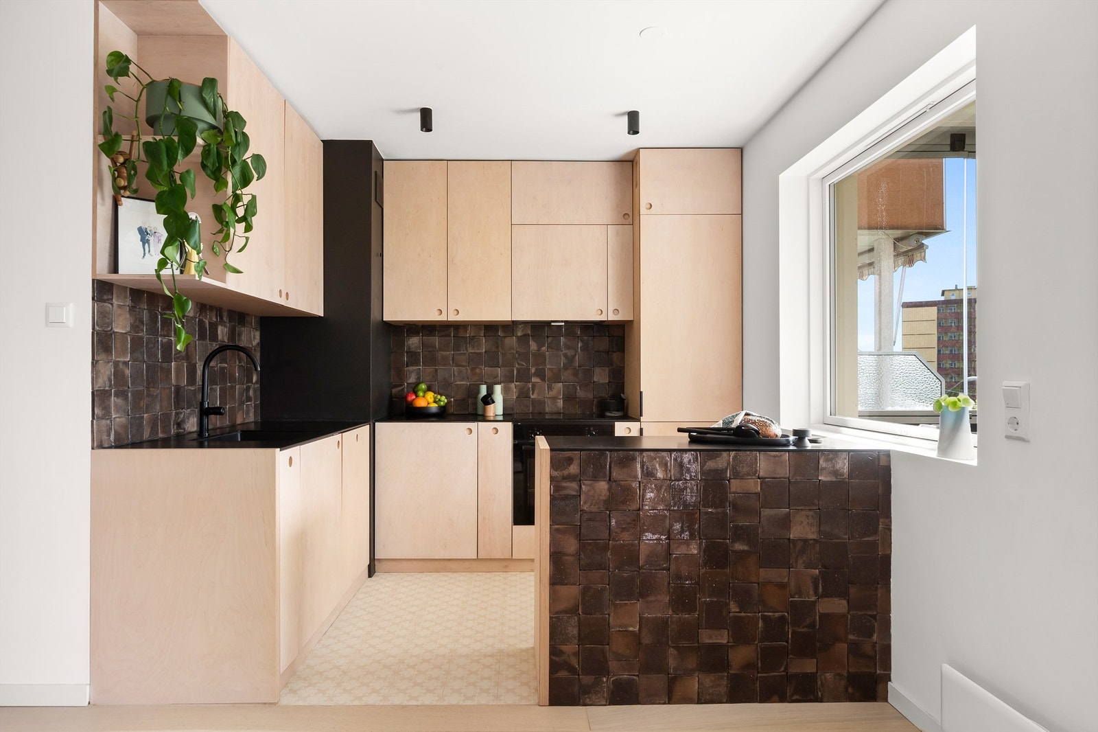 Det er rikelig med oppbevaringsplass i både skuffer og skap. Galleribilde