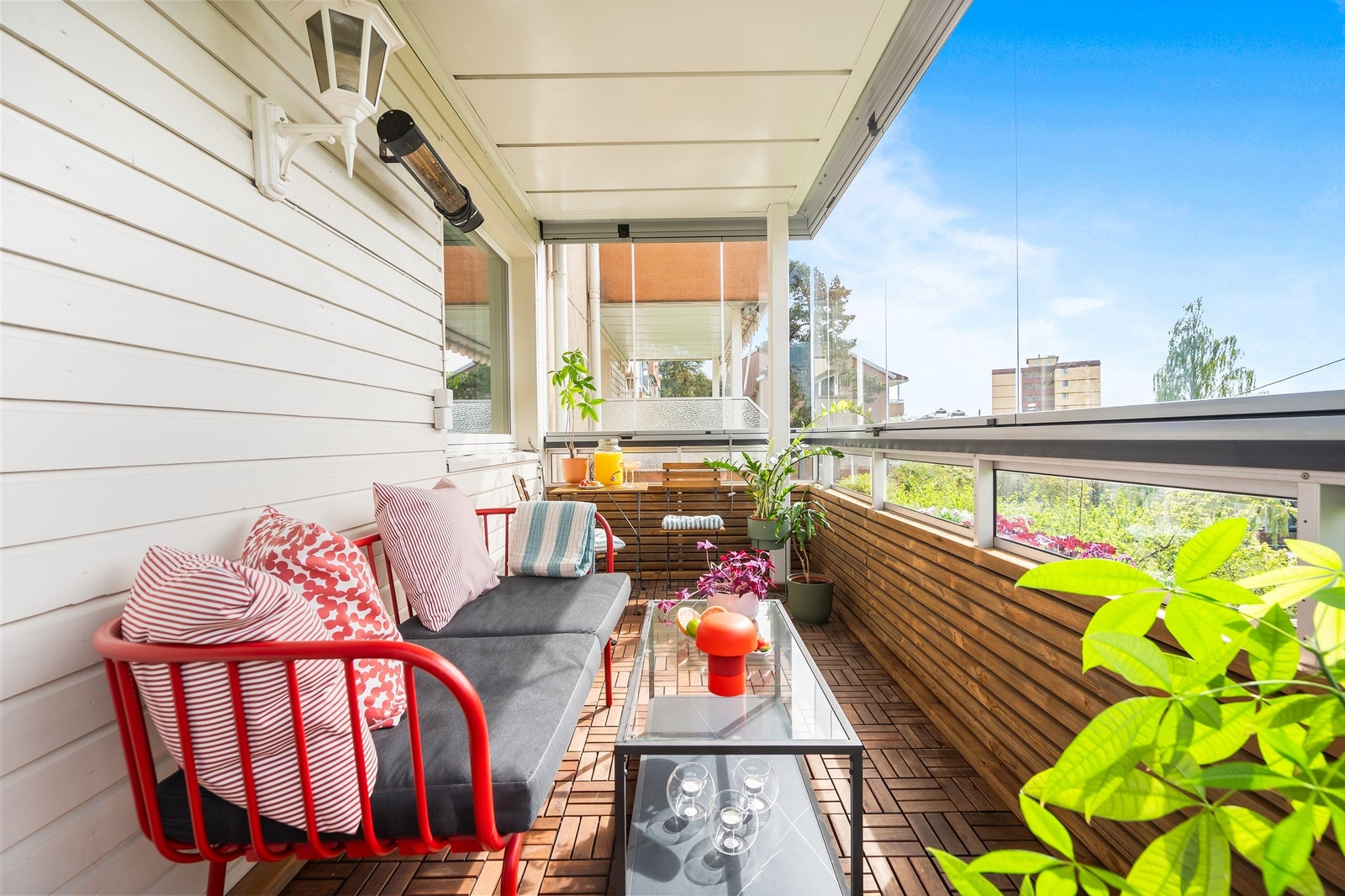 Fra stuen kommer du ut til boligens vestvendte balkong på ca. 10 kvm. Galleribilde