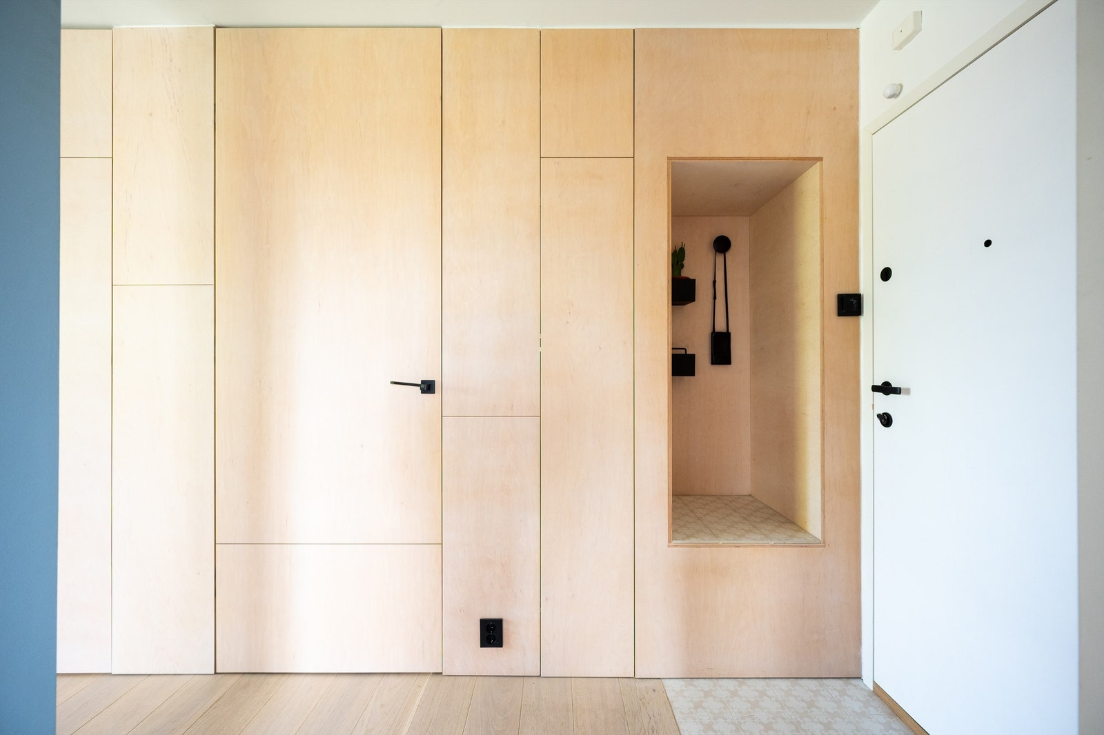 Leilighetens entré er lys og innbydende. Her er det god plass for å henge fra seg yttertøyet og sette fra seg sko. Galleribilde