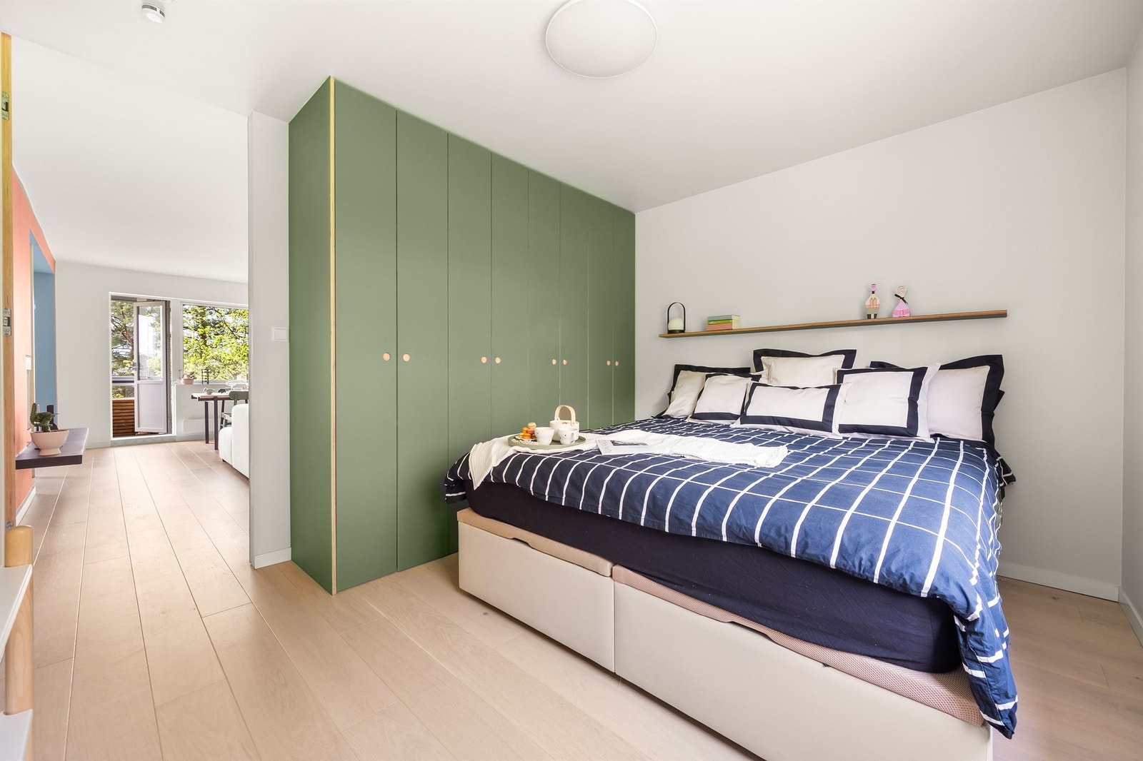 Det er god oppbevaringsplass i et romslig garderobeskap. Galleribilde