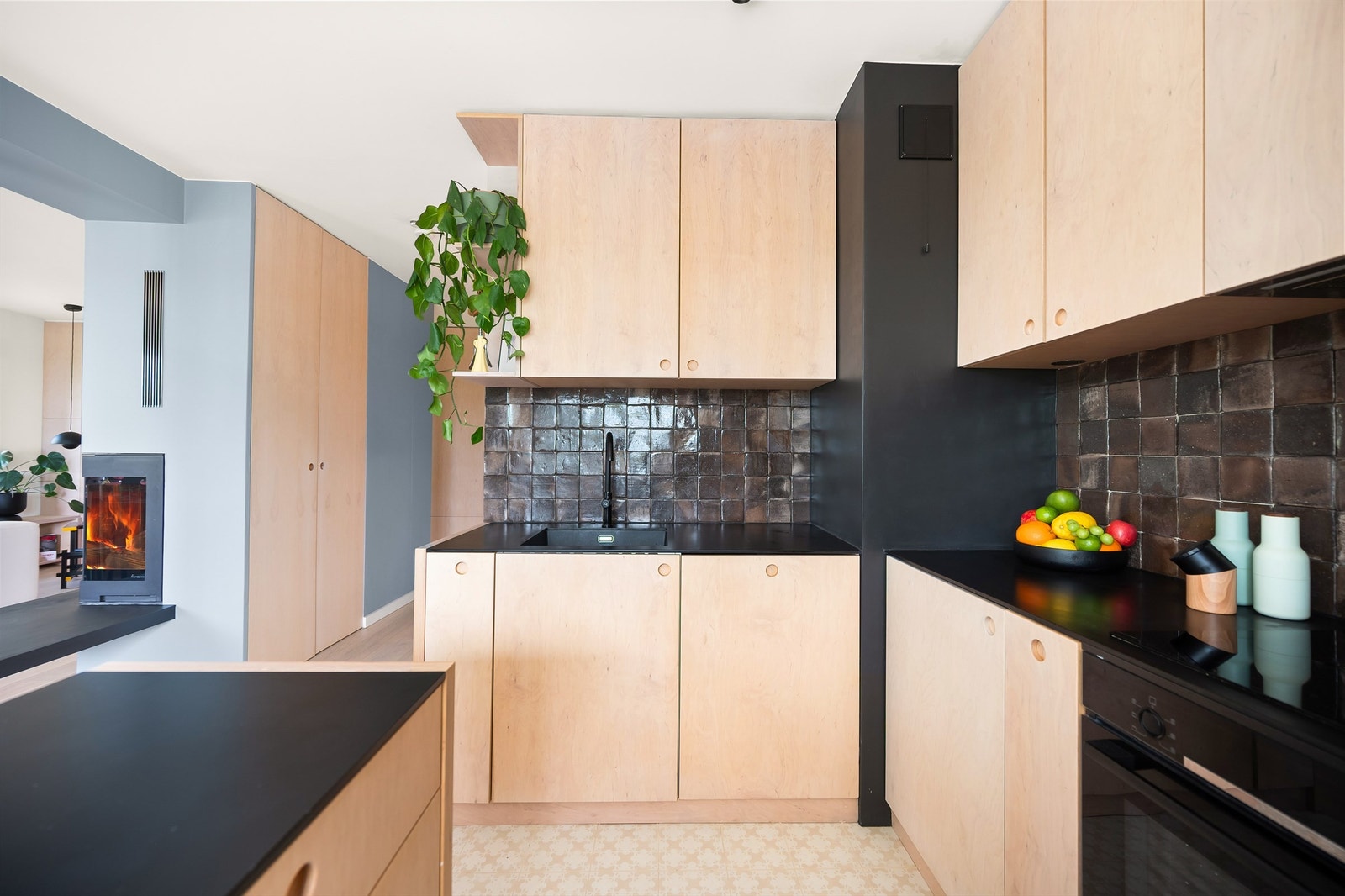 Pent kjøkken fra 2021 med slette fronter og laminat benkeplate med planlimt oppvaskkum i kompositt. Galleribilde