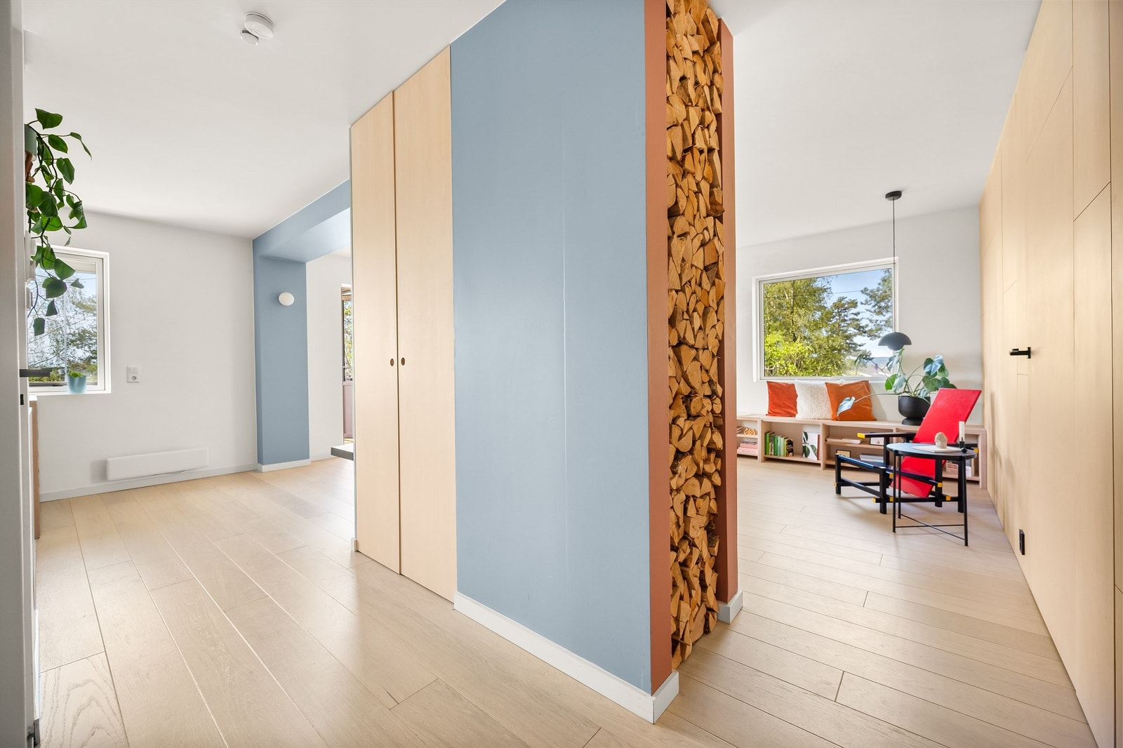 Entréen og gangen knytter boligens rom sømløst sammen. Galleribilde