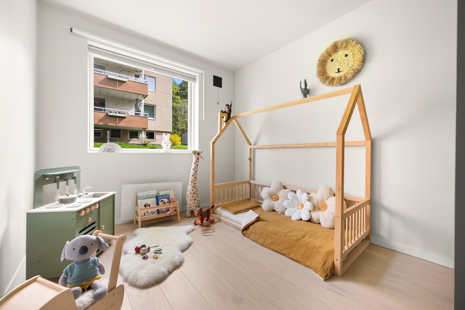 Leilighetens andre soverom er også av god størrelse og passer ypperlig som barnerom, gjesterom eller kontor. Galleribilde