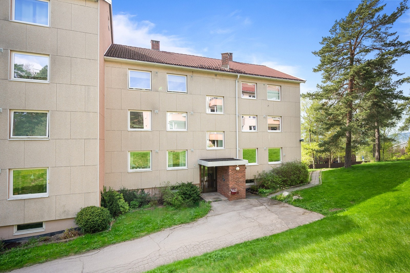 Attraktiv beliggenhet på populære Oppsal, i et skjermet og tilbaketrukket boligområde. Her kombinerer man fredelige og grønne omgivelser med sentral beliggenhet. Galleribilde