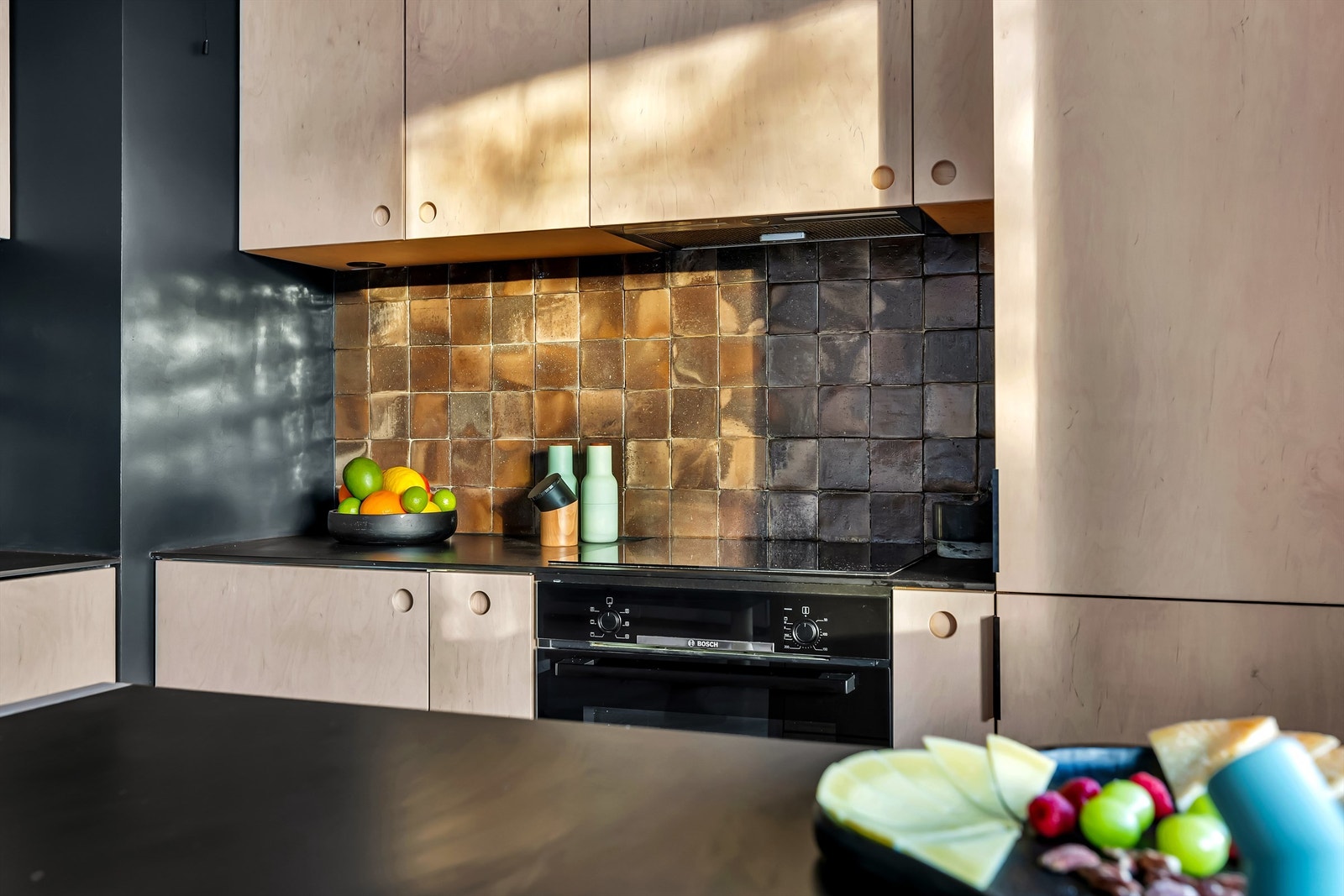 Materialbruken er helhetlig med resten av boligen. Galleribilde