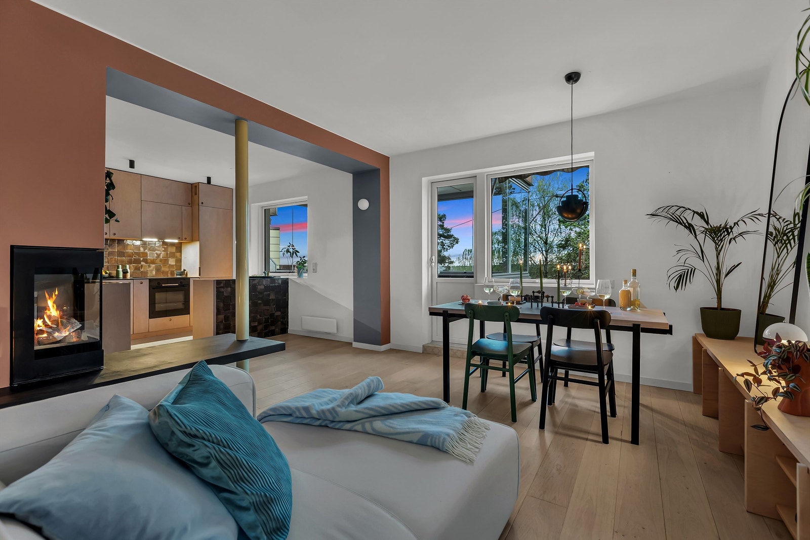 Herlig utsyn over frodige grøntområder fra vinduene. Galleribilde