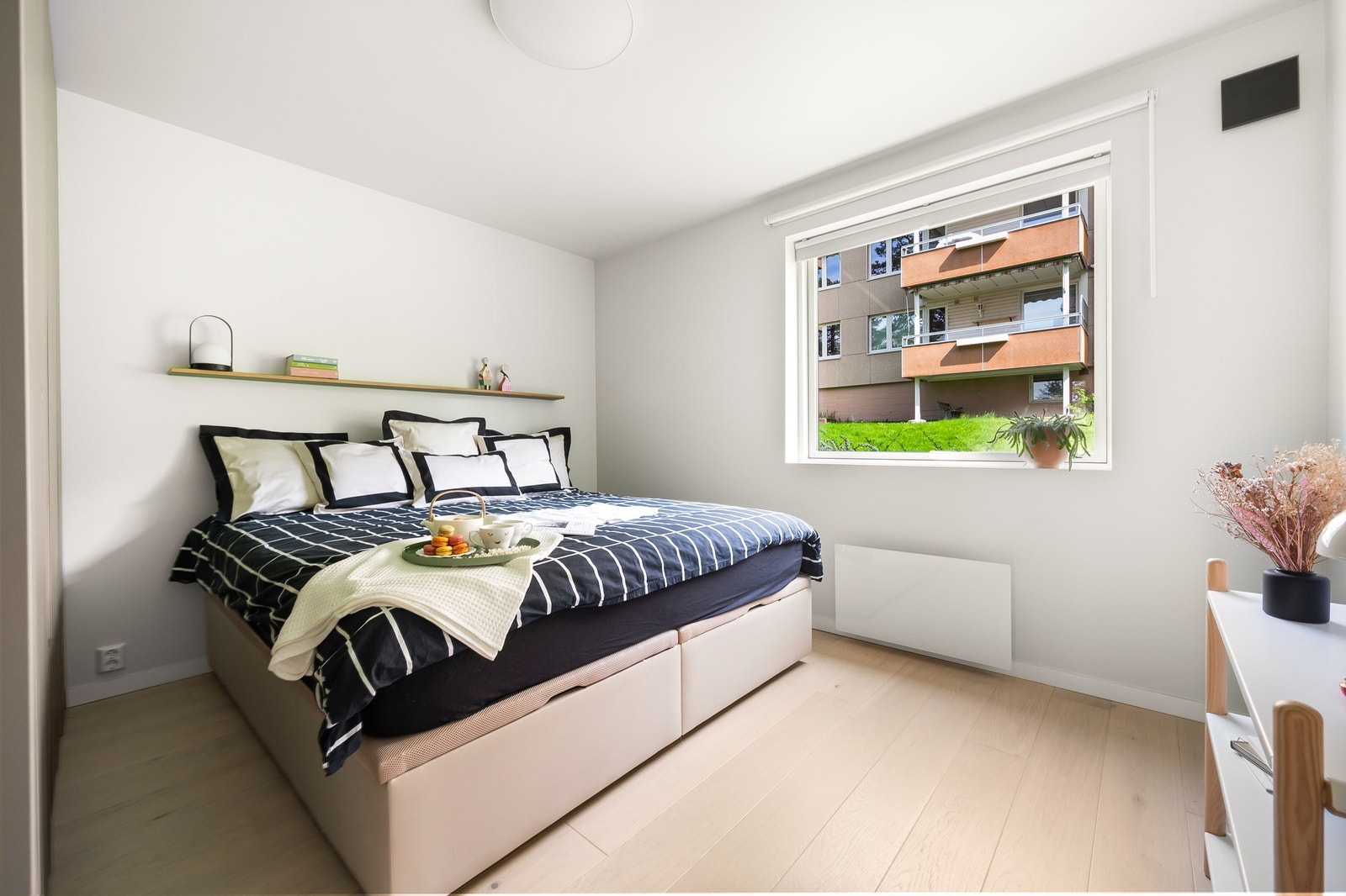 Hovedsoverommet er av god størrelse og kan enkelt innredes med både dobbeltseng og tilhørende nattbord. Galleribilde