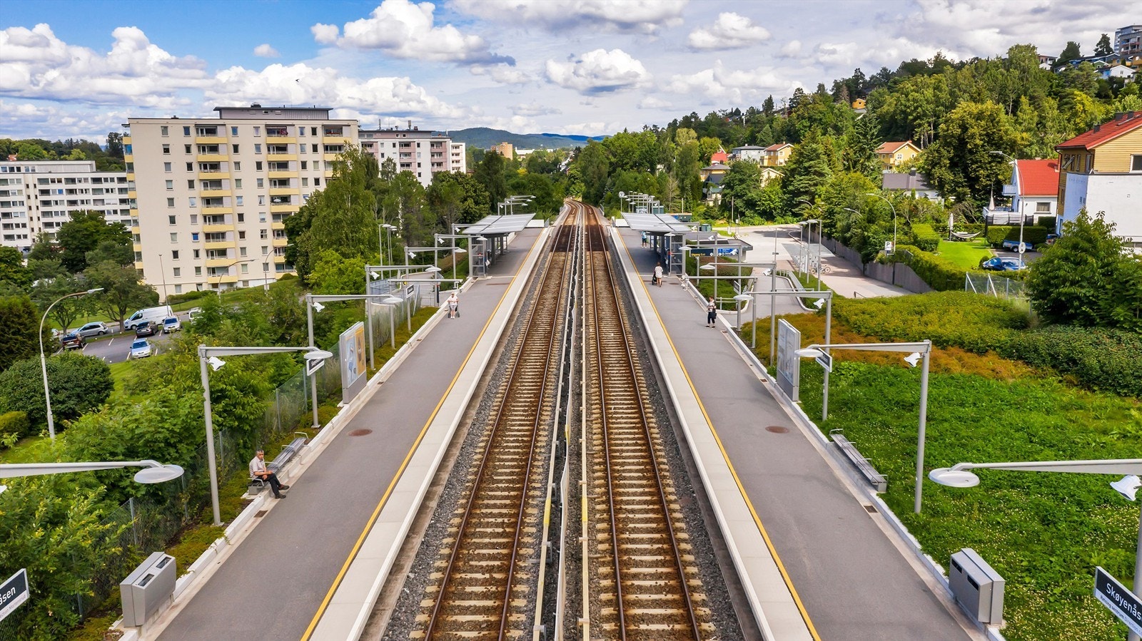 Skøyenåsen T-bane ligger 5-6 minutter unna. Ca. 15 minutter til Oslo S. Galleribilde