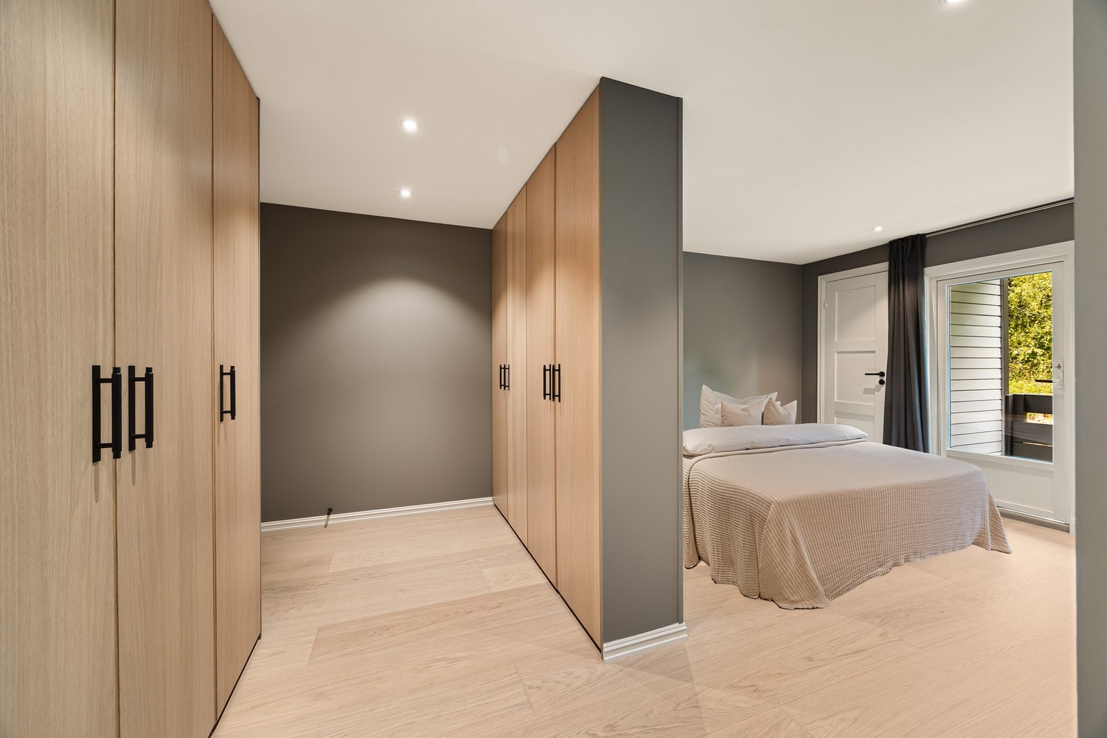 Hovedsoverommet er innredet med en integrert garderobe som både sparer plass og gir praktisk oppbevaring. Galleribilde