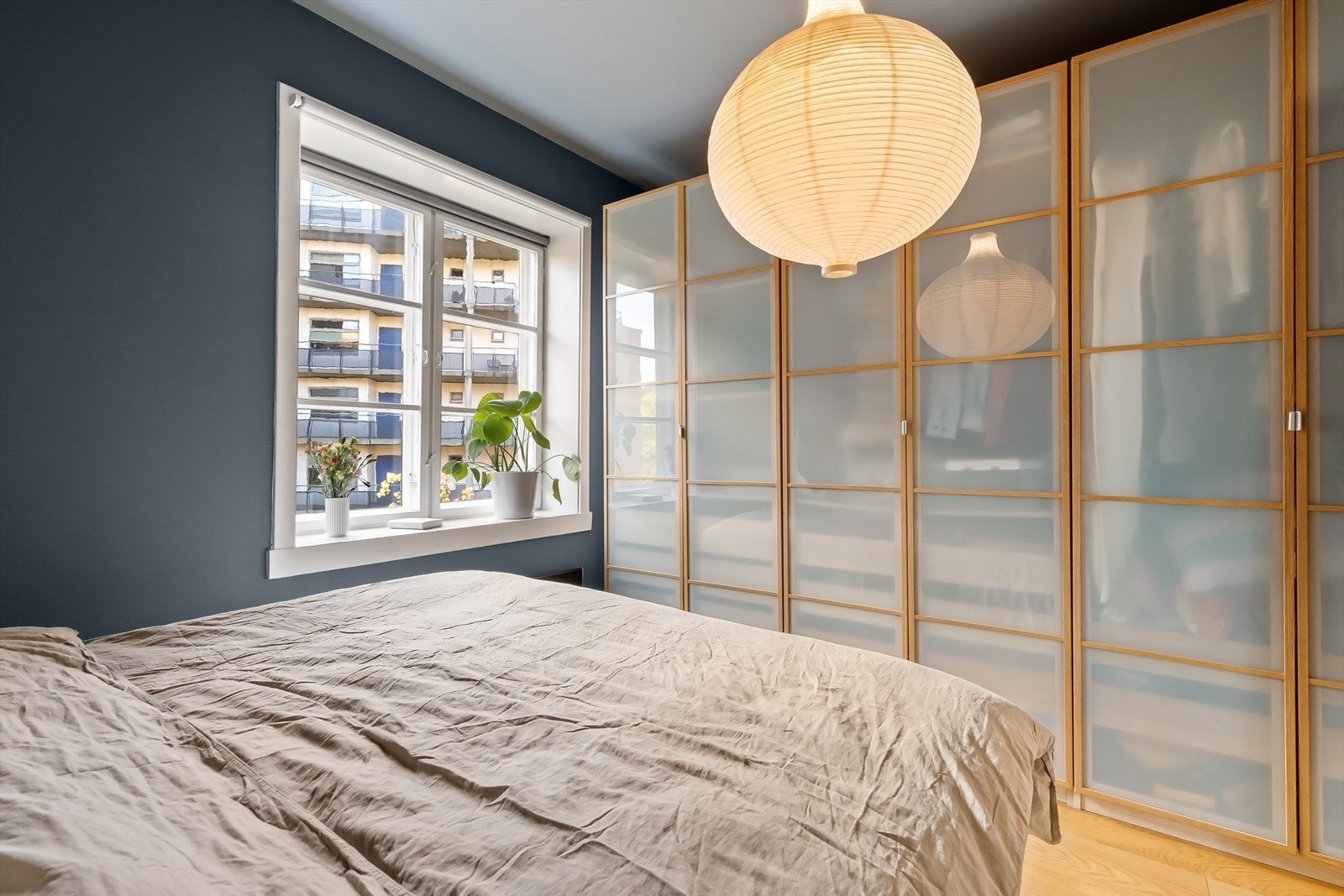 Oppbavringsplassen ivaretas med garderoberekken som strekker seg over en hel vegg. Galleribilde