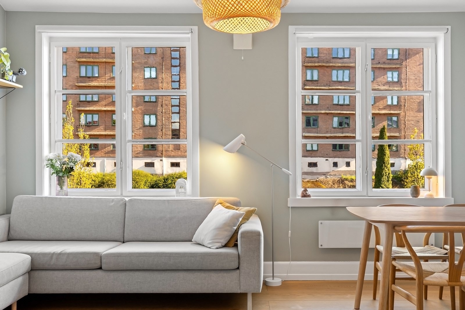 Lys og sjarmerende 3-roms leilighet beliggende i en flott murvilla utført i engelsk stil. Galleribilde