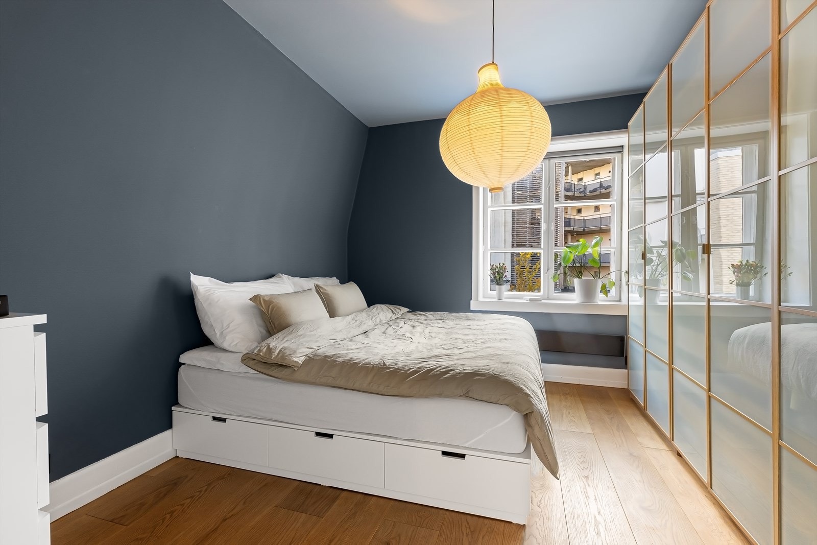 Hovedsoverommet fremstår meget romslig. Galleribilde