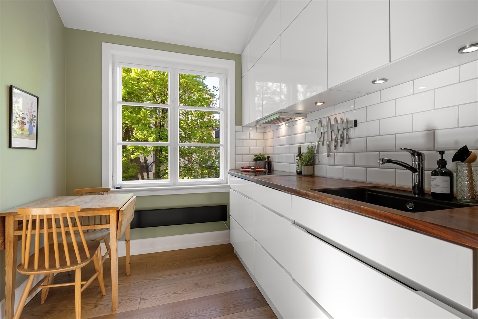 Stekeovn, platetopp, kjøl/frys og oppvaskmaskin er integrert i innredningen. Galleribilde