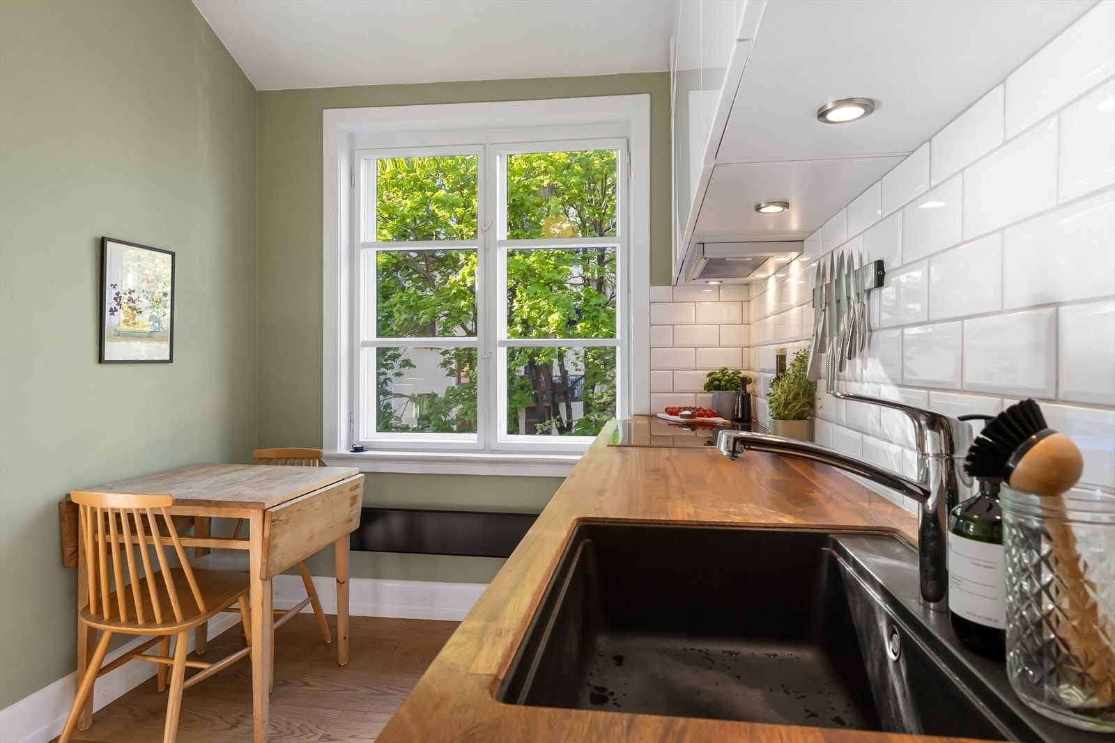 Praktisk separat kjøkken - Stilren innredning med glatte fronter. Galleribilde