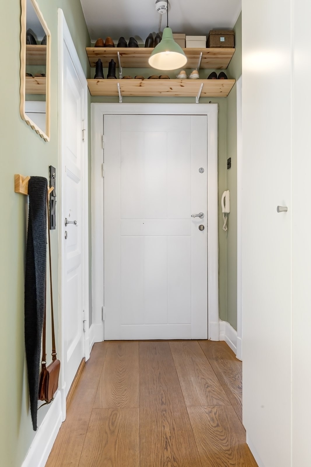 Velkommen! Romslig entré med mulighet for å henge av seg yttertøy. Øvrig oppbevaringsplass i garderobeskap. Galleribilde