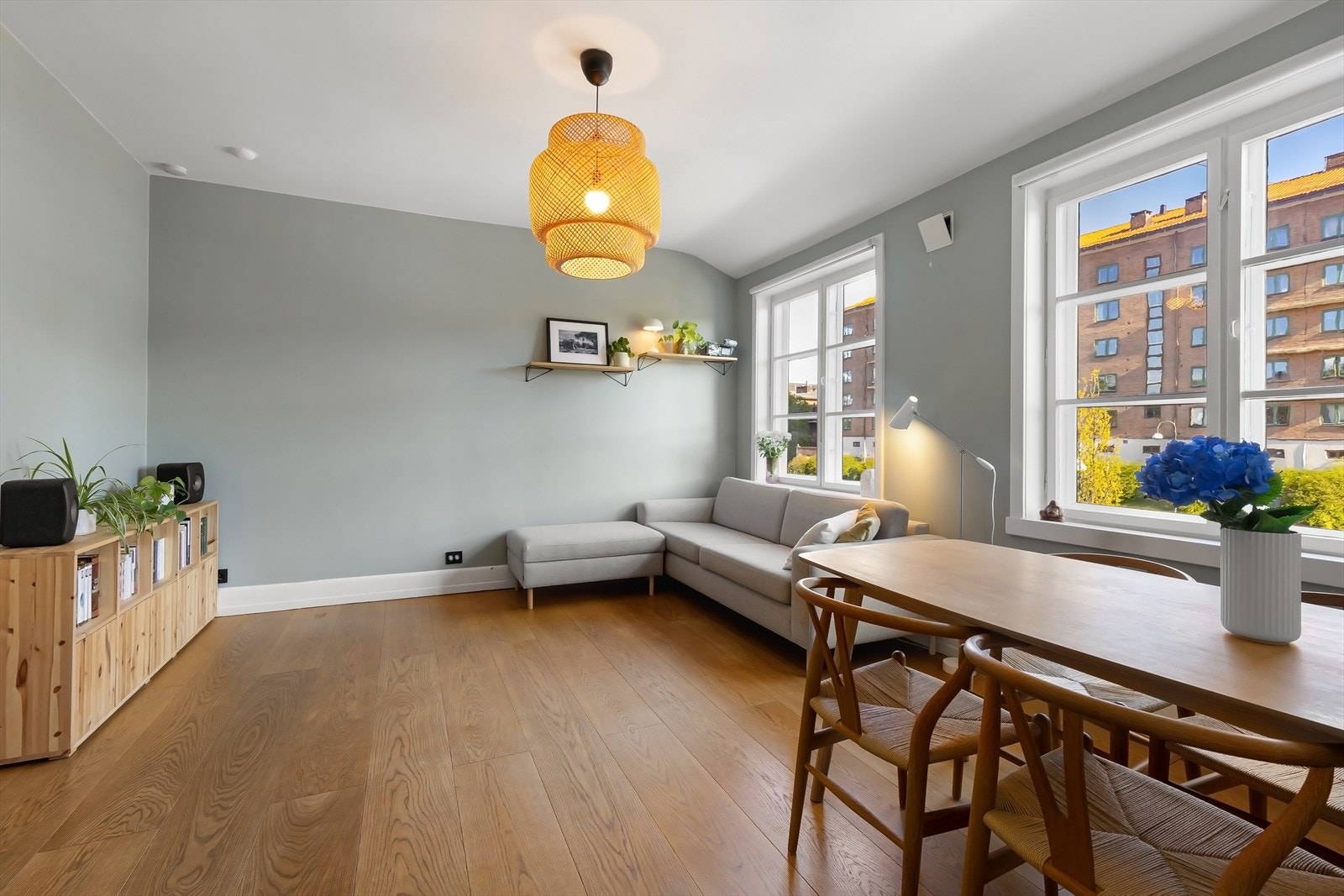 Videre har du store vindusflater som gir flott lysinnslipp. Galleribilde