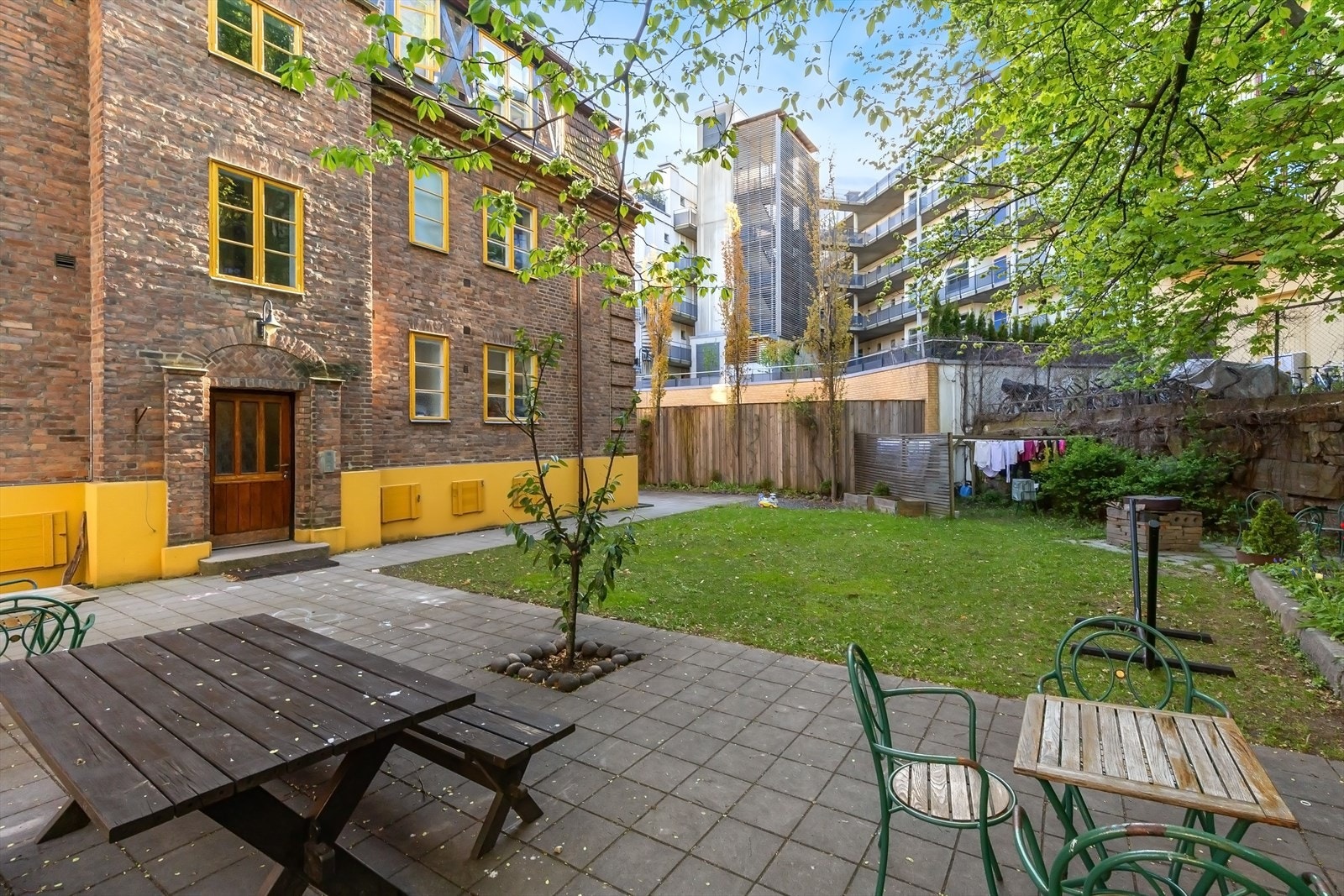 Hyggelige sittegrupper i bakgård. Galleribilde