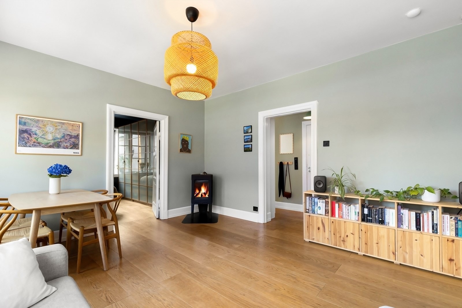 Stuen byr på flere møbleringsmuligheter med god plass til både sofaseksjon samt spisegruppe. Galleribilde