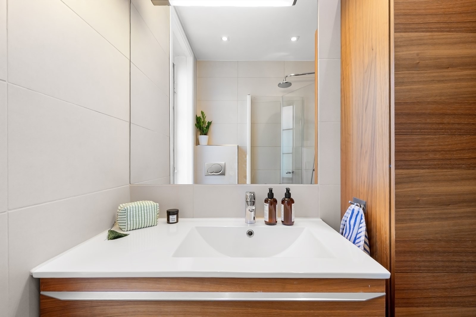 Badet er innredet med nedsenket dusjnisje, servantinnredning og vegghengt WC. Galleribilde