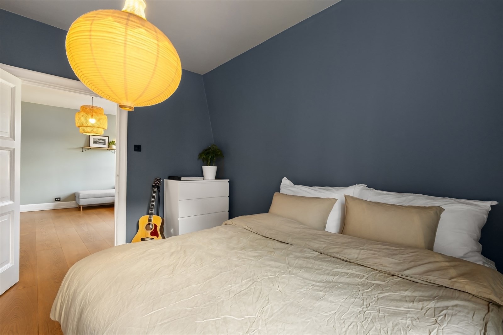 Rommet er malt i en behagelig fargetone. Galleribilde