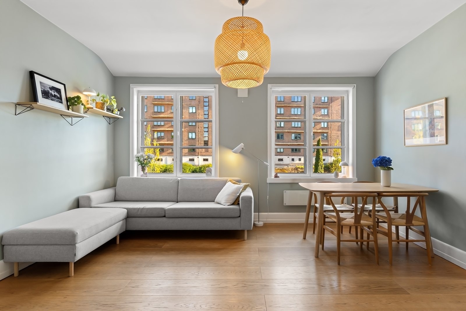 Leiligheten holder god standard med nyere overflater, bad og kjøkken - Gjennomgående planløsning. Galleribilde