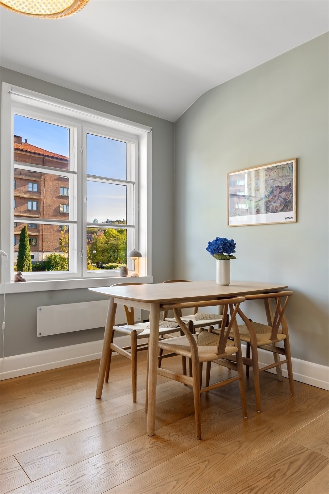 Plass til en større spisegruppe. De store vindusflatene bidrar til godt med naturlig lys i boligen Galleribilde