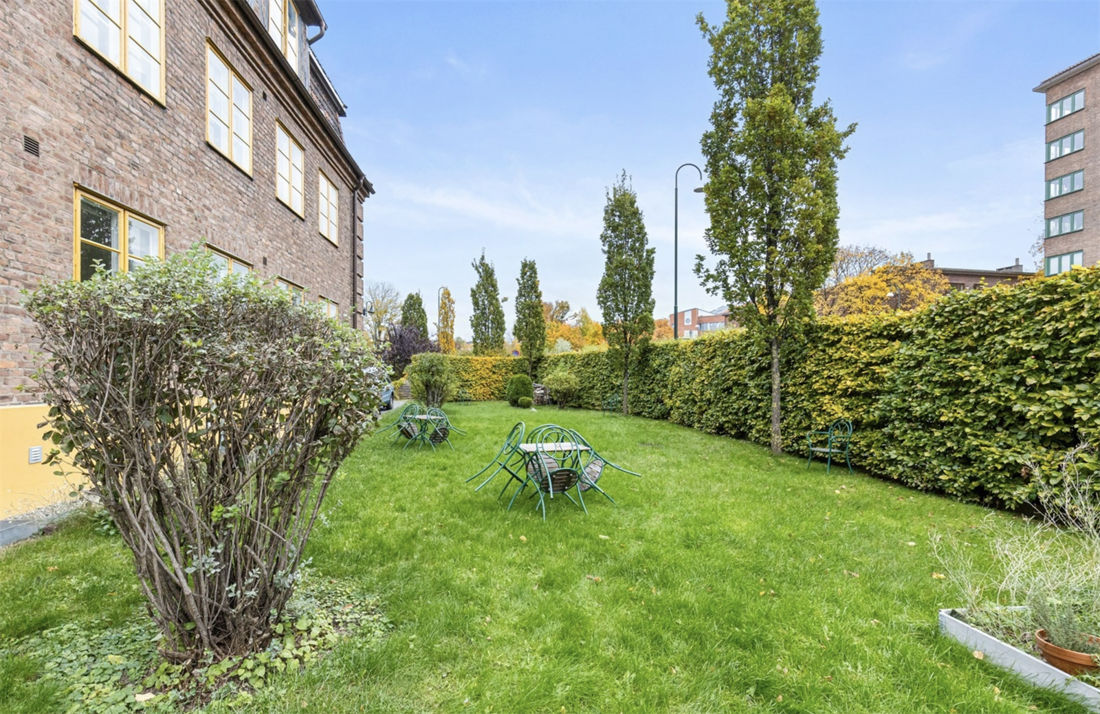 Bygget er omringet av grønne og frodige omgivelser. Galleribilde