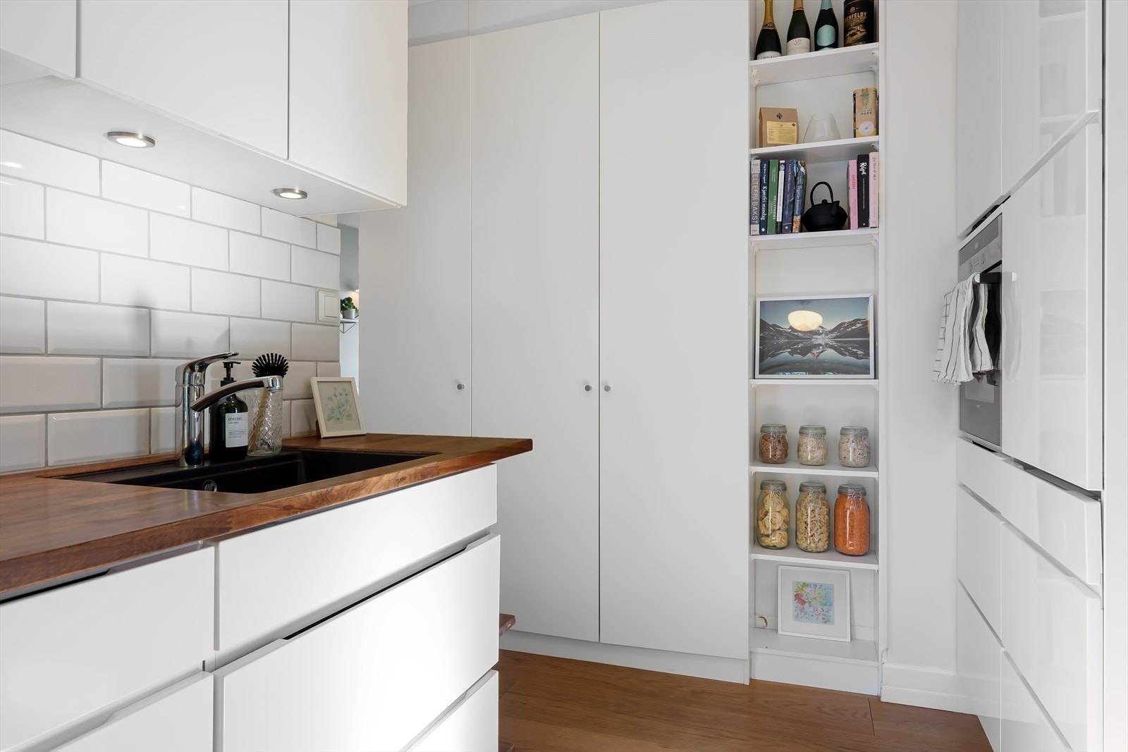 Gode oppbevaringsmuligheter og rikelig med skap- og benkeplass. Galleribilde