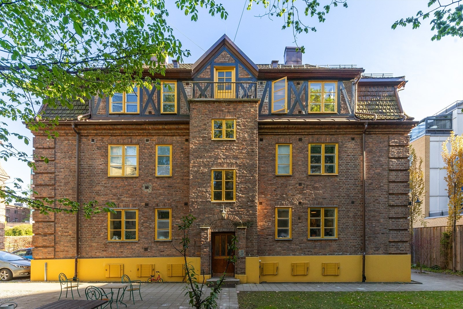 Nydelig fasade - Området byr på en sjarmerende blanding av eldre trehus, velholdte bygårder og nyere bebyggelse, og har en hyggelig nabolagsfølelse med kort vei til både byliv og rekreasjon. Galleribilde