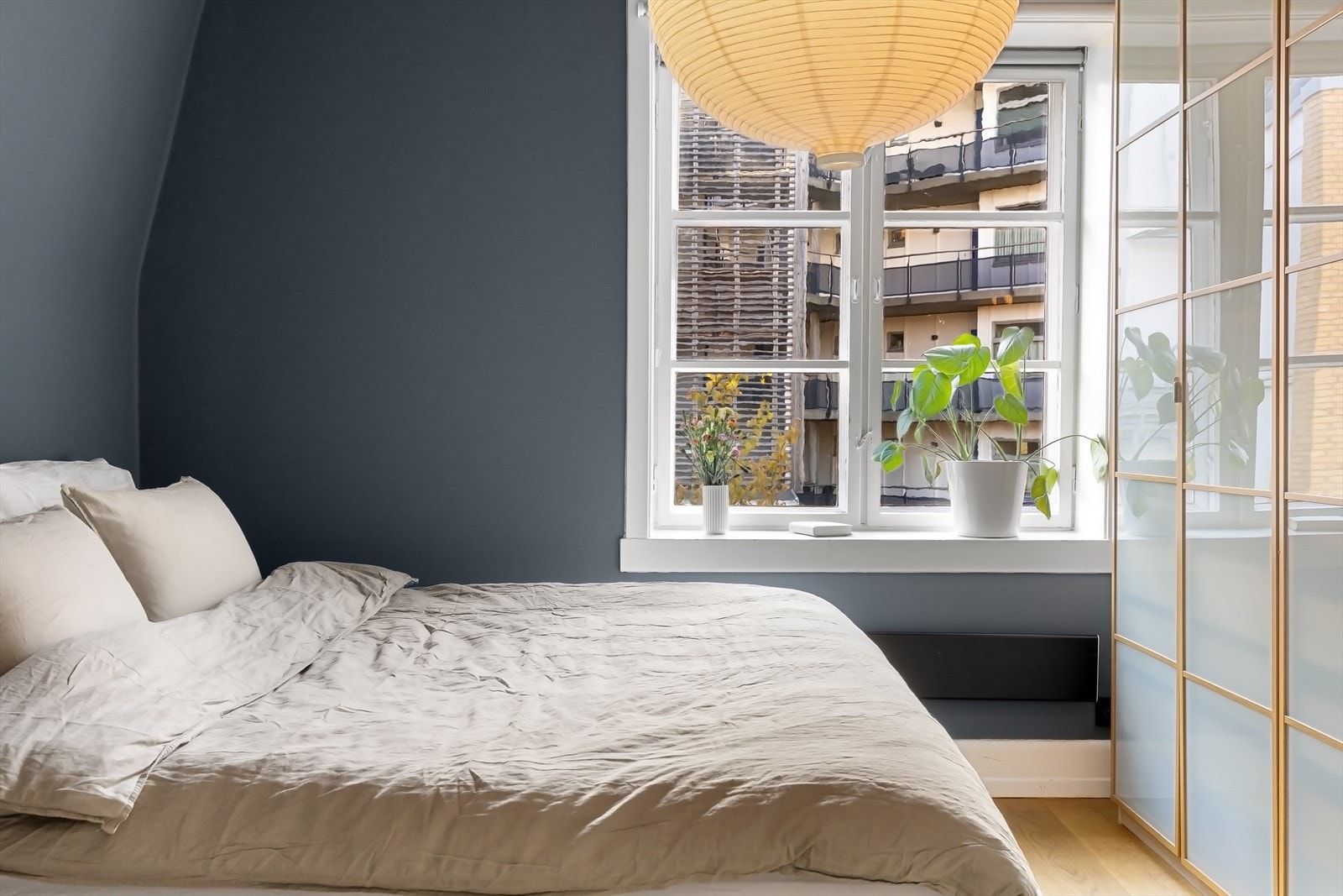 God plass til dobbeltseng, nattbord og ønsket møblement. Galleribilde