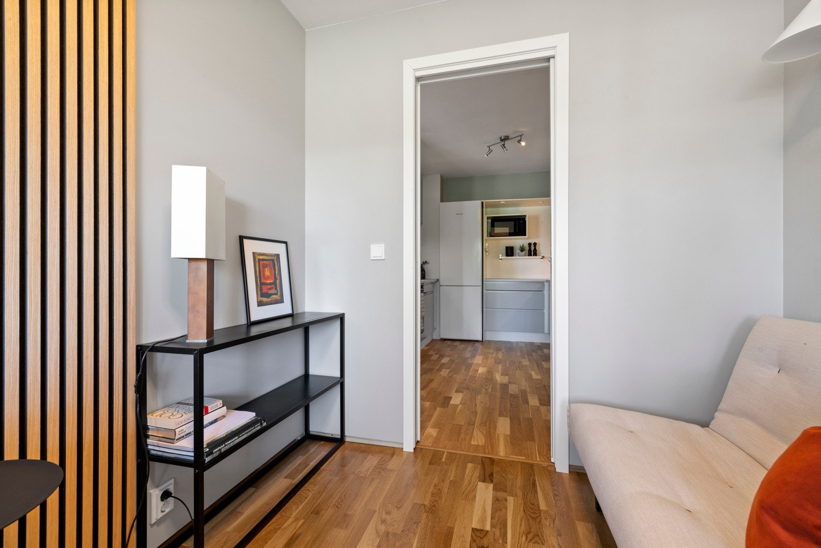 Veggene består av malte plater kombinert med spileelementer, noe som gir et moderne uttrykk Galleribilde