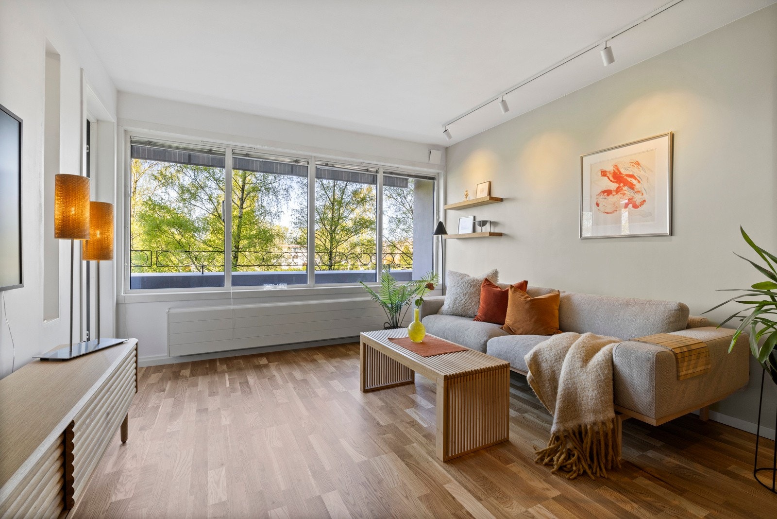 Stuen har god romfølelse med en takhøyde på 2,43 meter og praktiske overflater Galleribilde