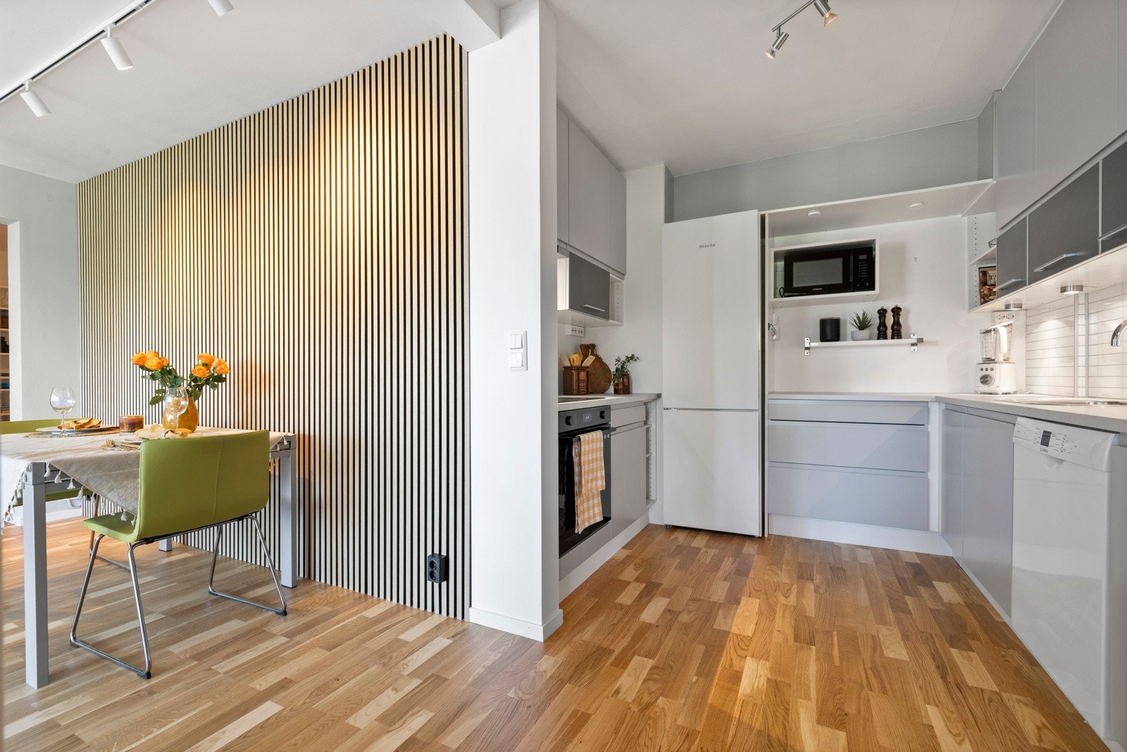 I delvis åpen løsning med stuen finner du kjøkkenet Galleribilde