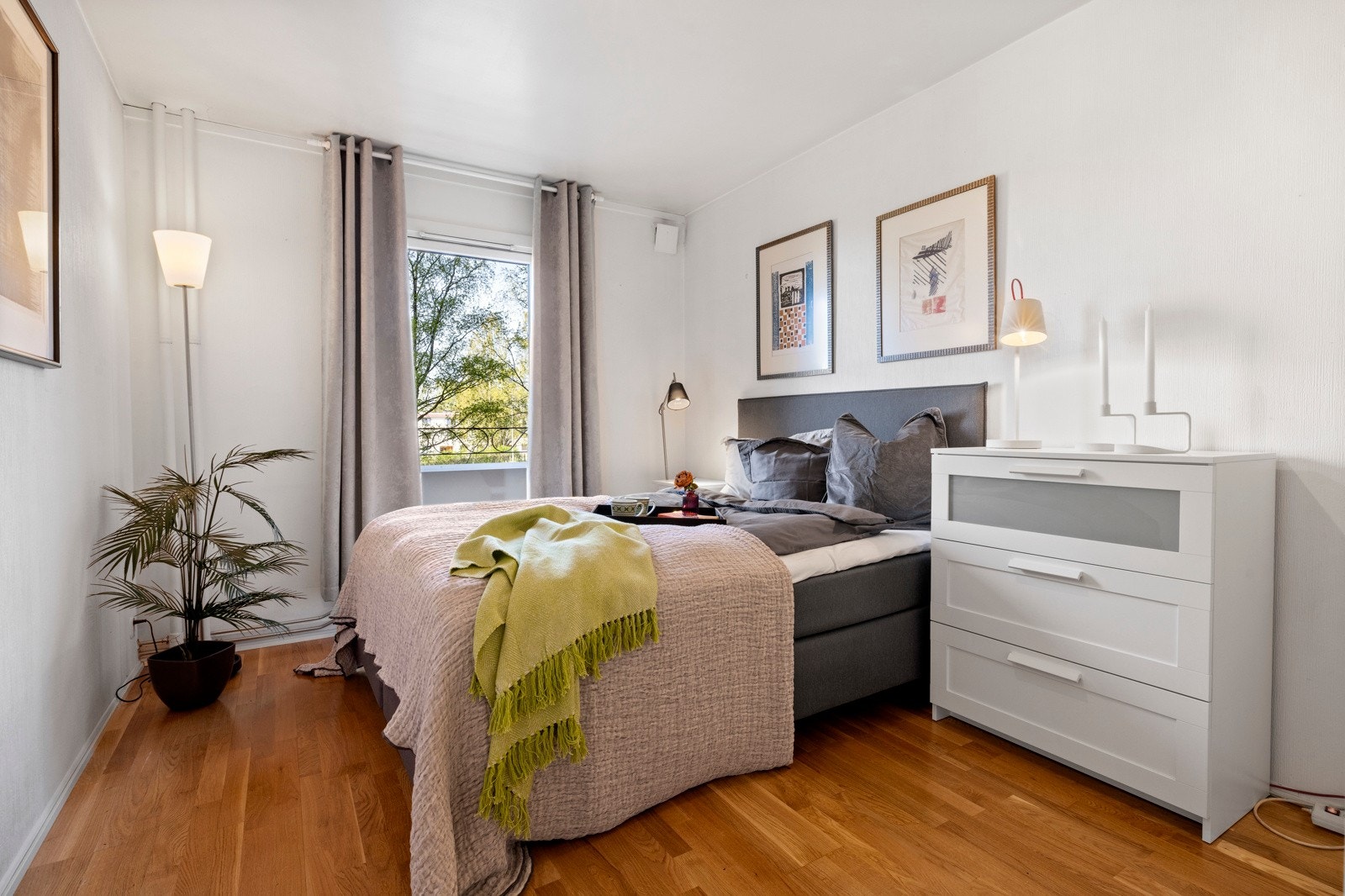 Soverom 1 ligger ved inngangspartiet, har malte vegger og er av romslig størrelse Galleribilde