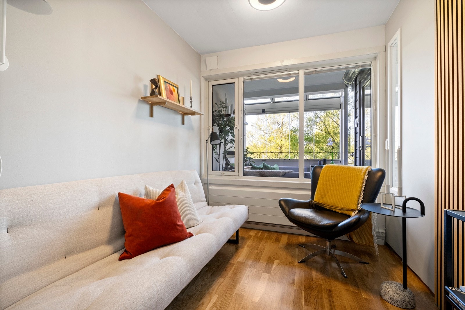 Rommet har en størrelse som gir muligheter for ulike møbleringsløsninger, inkludert plass til garderobeskap eller kommode for oppbevaring Galleribilde