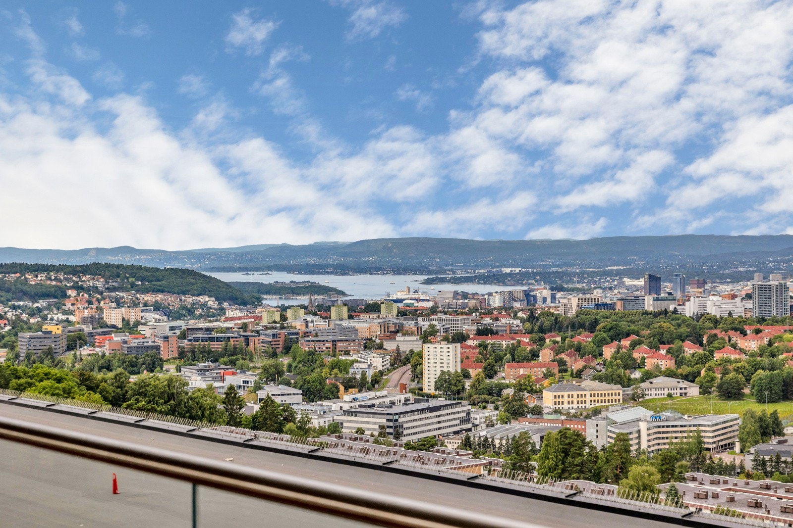 Langstrakt utsikt fra takterrassen Galleribilde