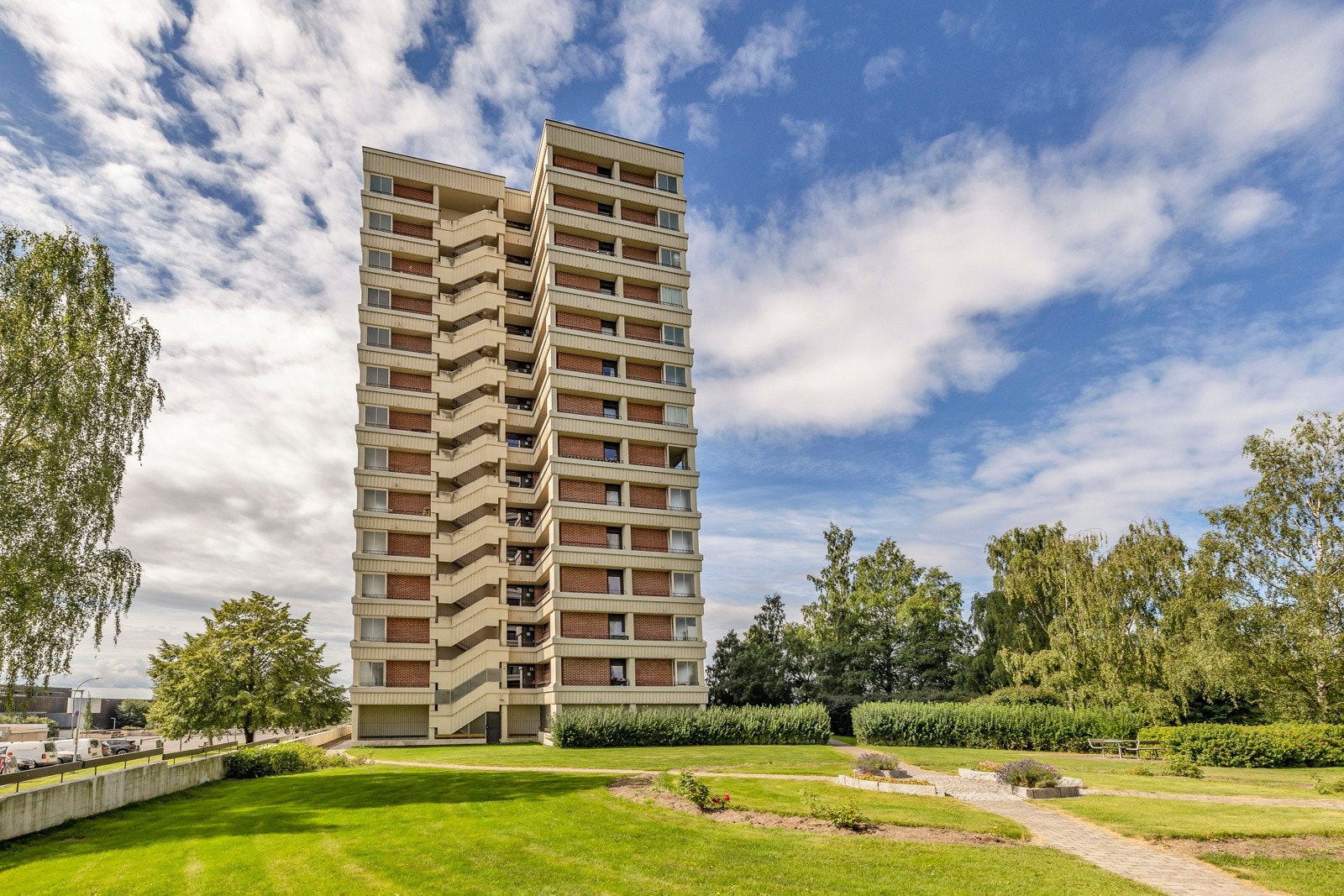 Tomten er et fellesareal på 34 928,7 m², tilknyttet borettslaget Galleribilde