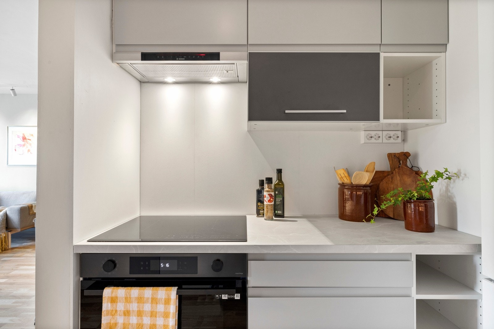 Hvitevarene inkluderer integrert platetopp og komfyr, samt frittstående kjøleskap/fryser og oppvaskmaskin Galleribilde