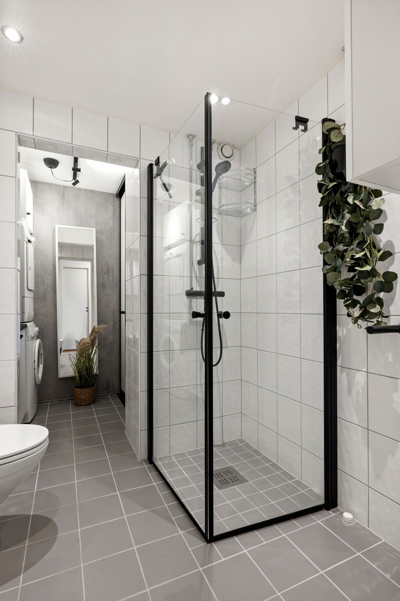 To sluk sørger for drenering, ett i dusjsonen og ett ved innredningen Galleribilde