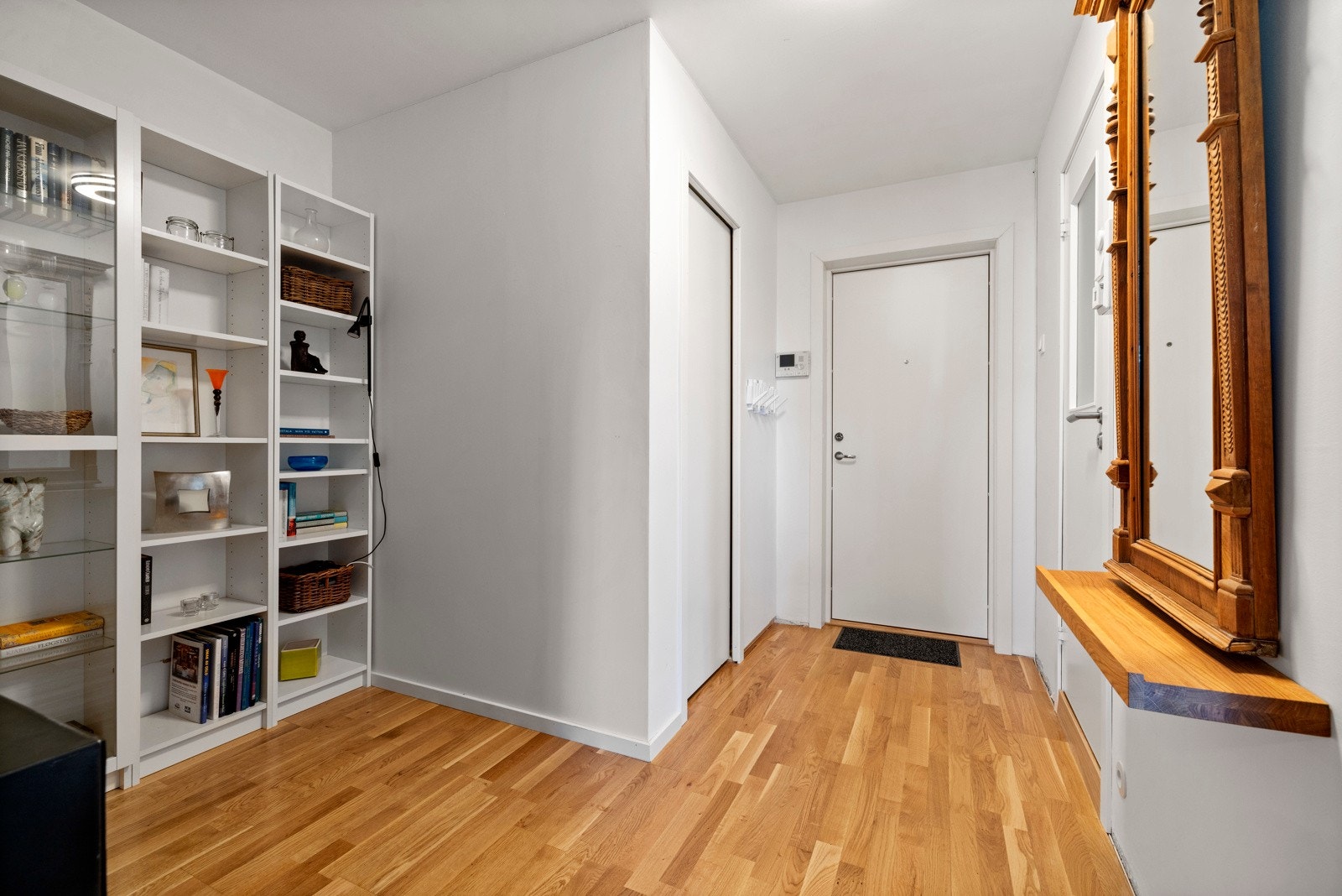 Veggene består av malte plater, som skaper en nøytral estetikk Galleribilde