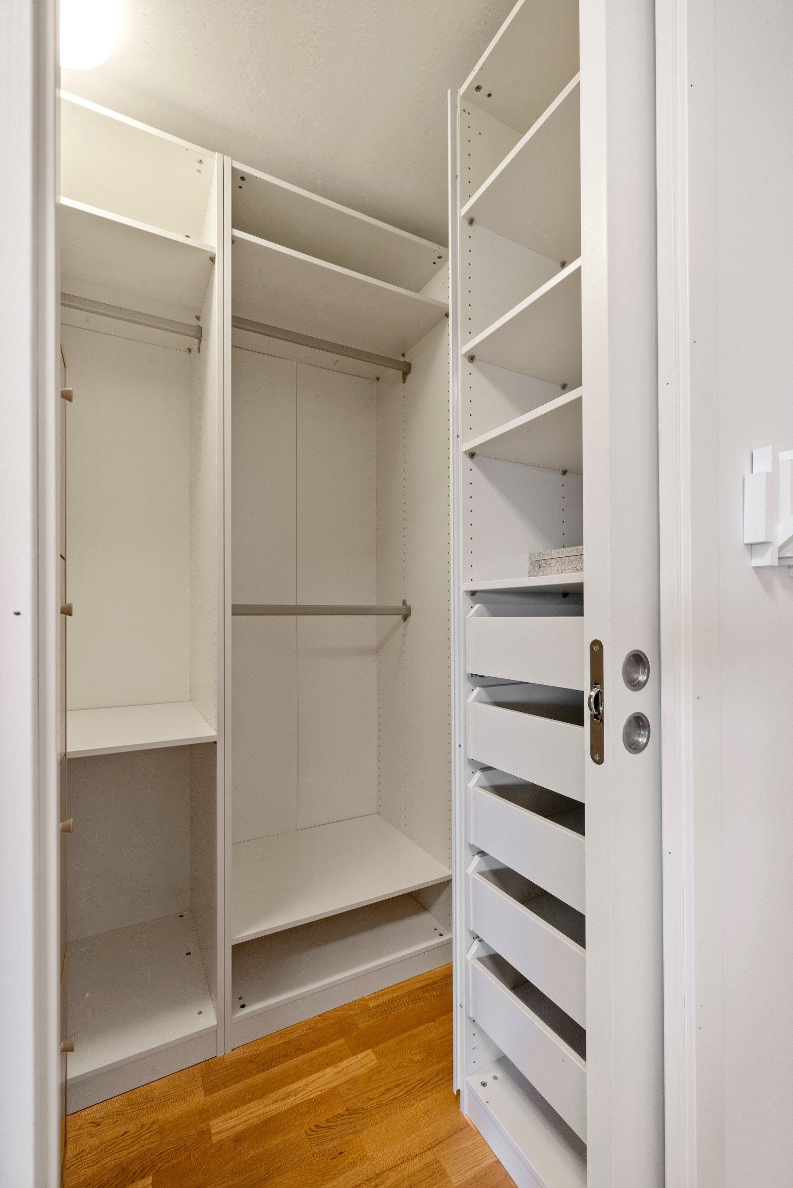 I boden får du plass til alt av sesongbasert tøy og sko Galleribilde