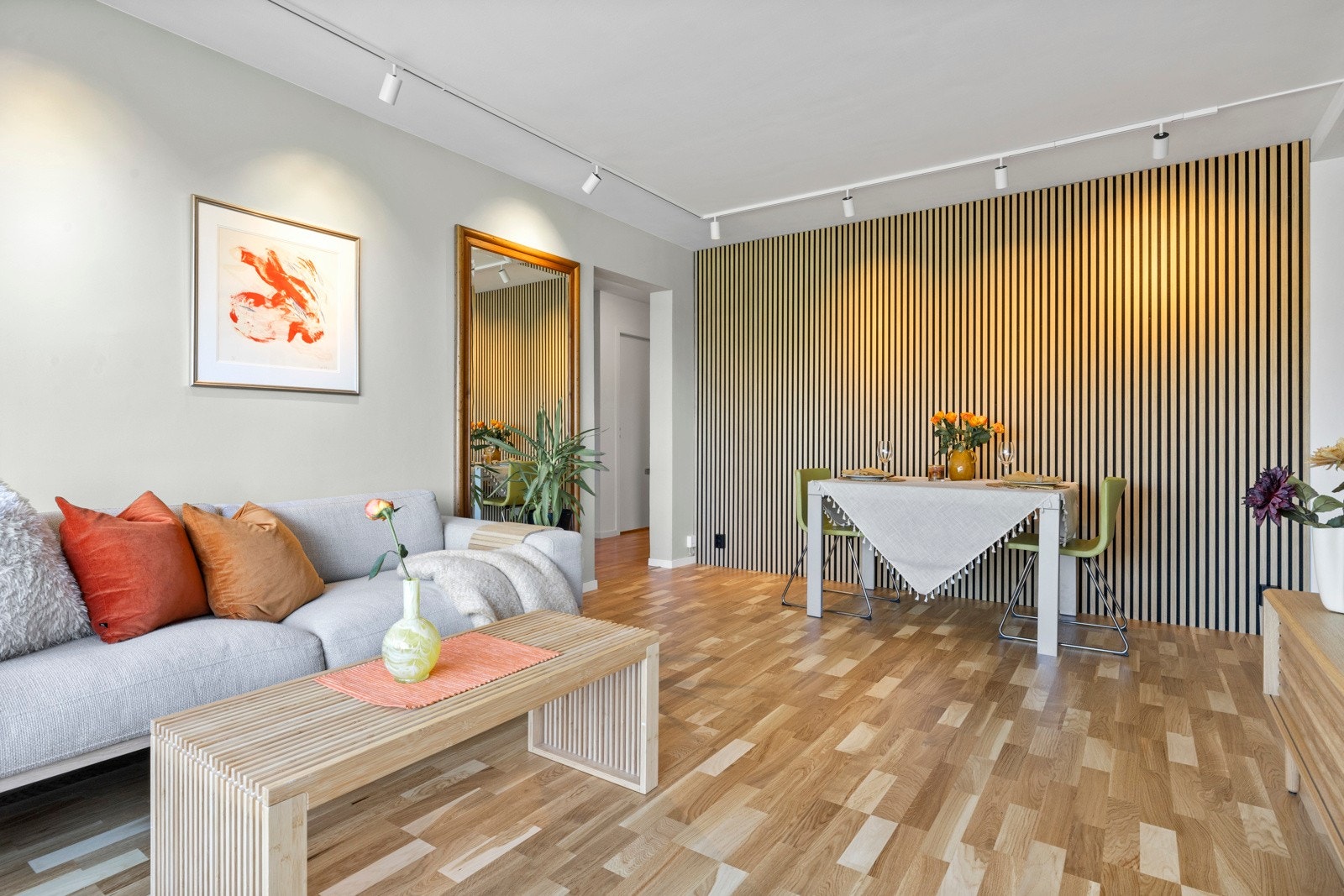 Gulvet er belagt med parkett, mens veggene består av malte plater og spiler Galleribilde