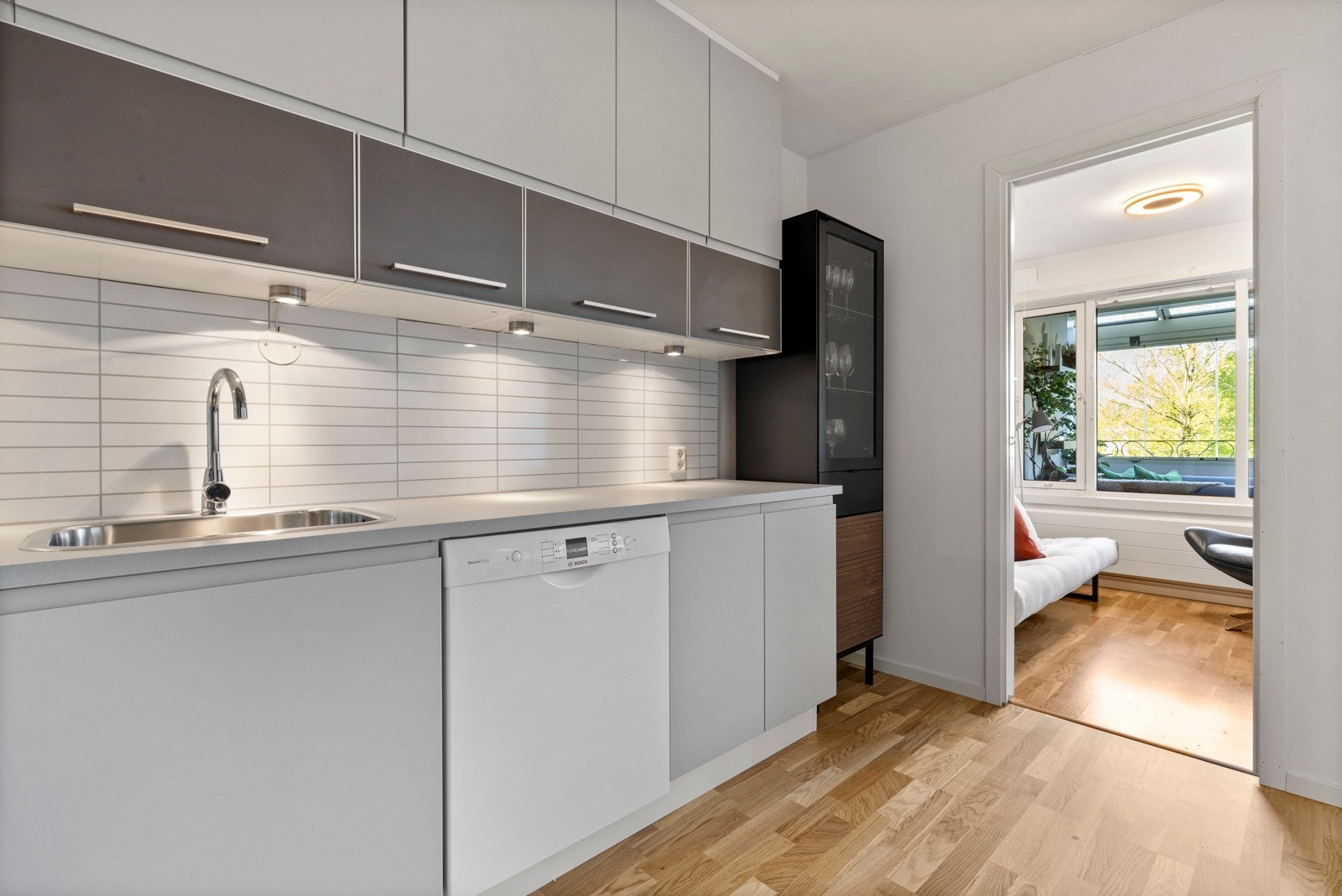 Det er en oppvaskkum i stål og ventilator med kullfilter for omluft Galleribilde