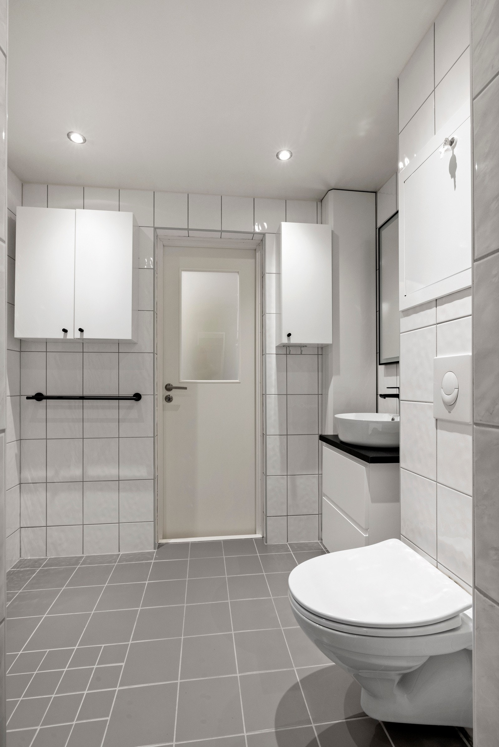 Her er det plass til både vaskemaskin og tørketrommel, i tillegg til servant, veggmontert toalett og dusjhjørne Galleribilde