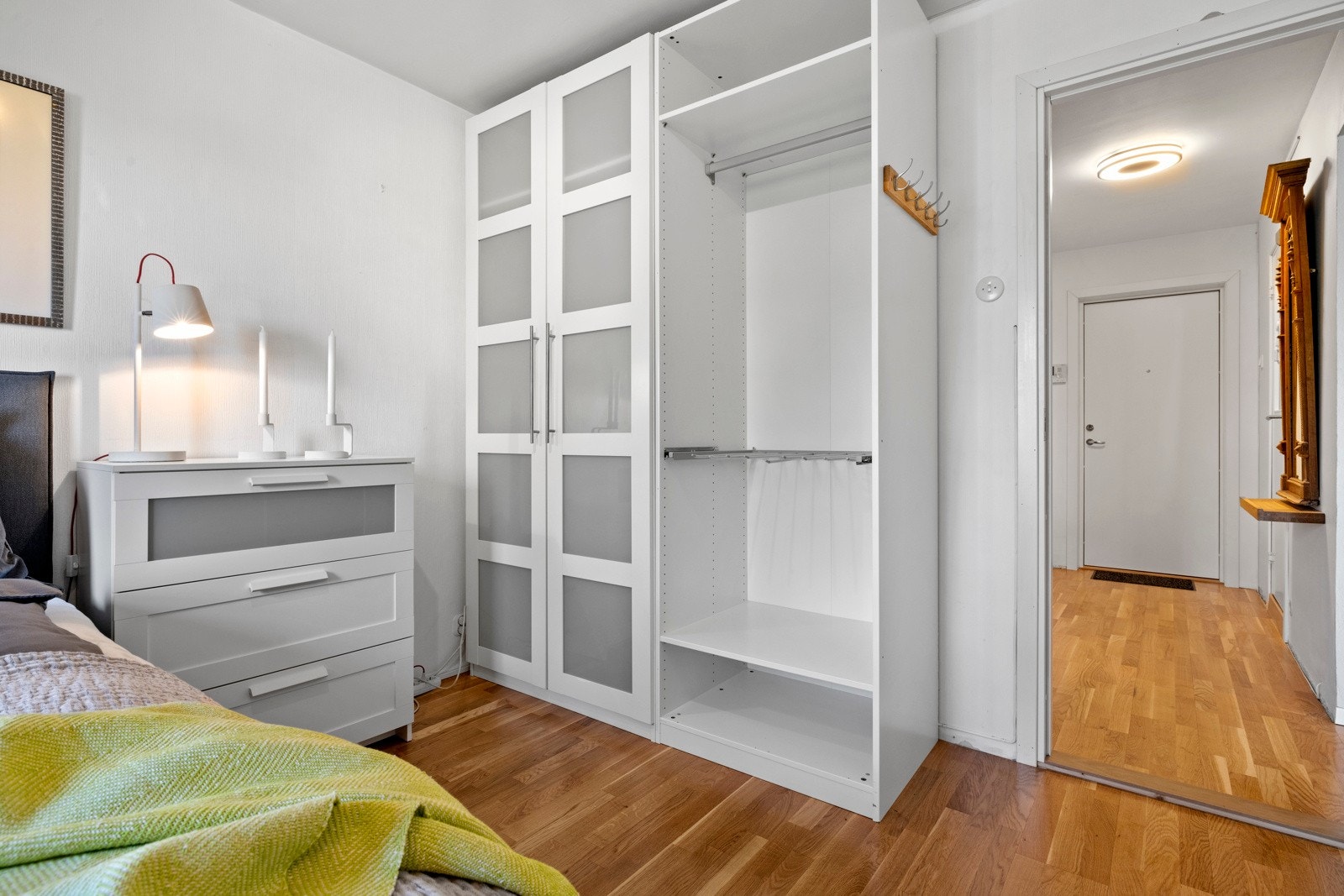 Her har du plass til både dobbeltseng og diverse oppbevaring i form av kommoder og garderobeløsning Galleribilde