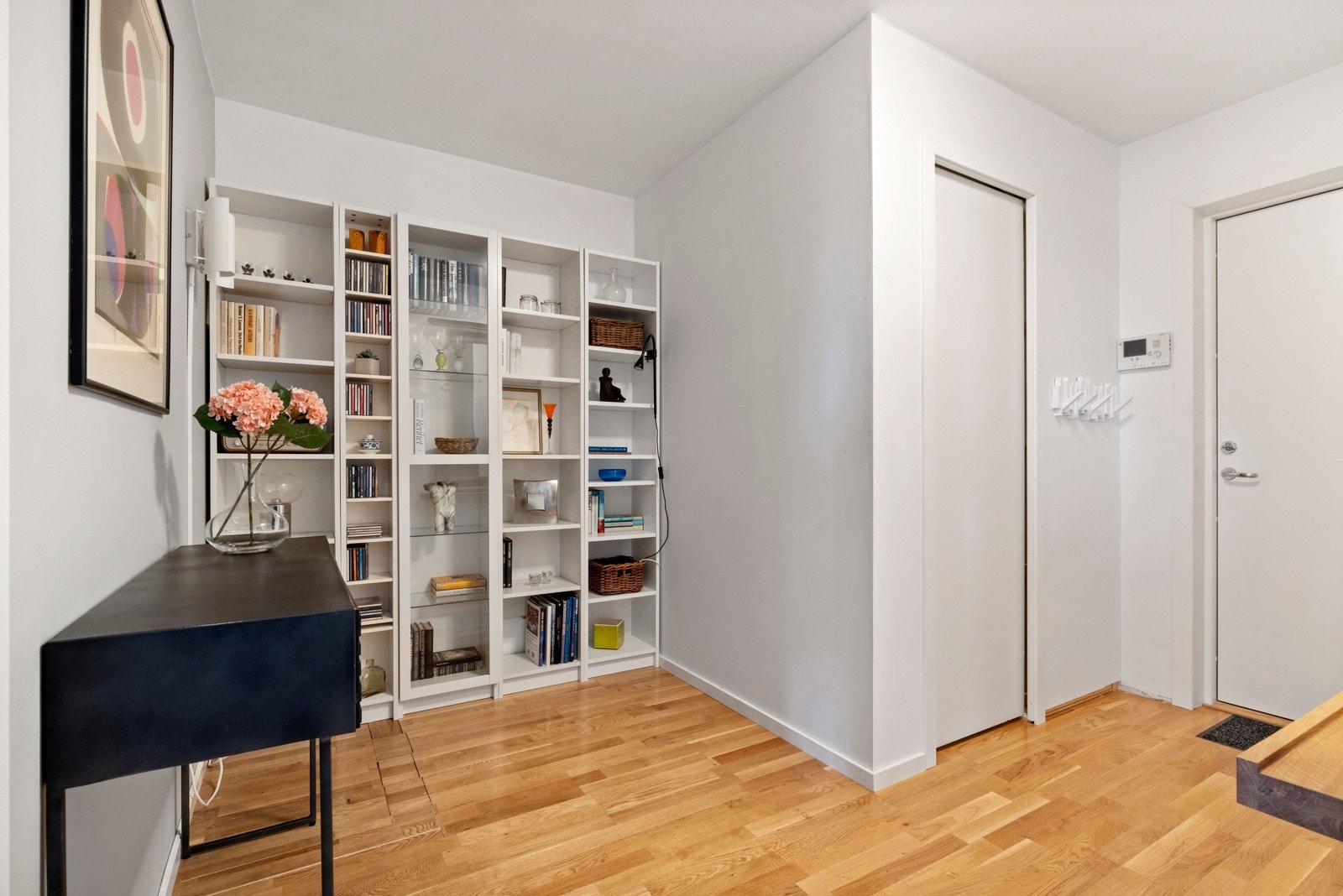 Inngangspartiet har gulv av parkett, og ved inngangsdøren finner du en praktisk bod med garderobeløsning Galleribilde