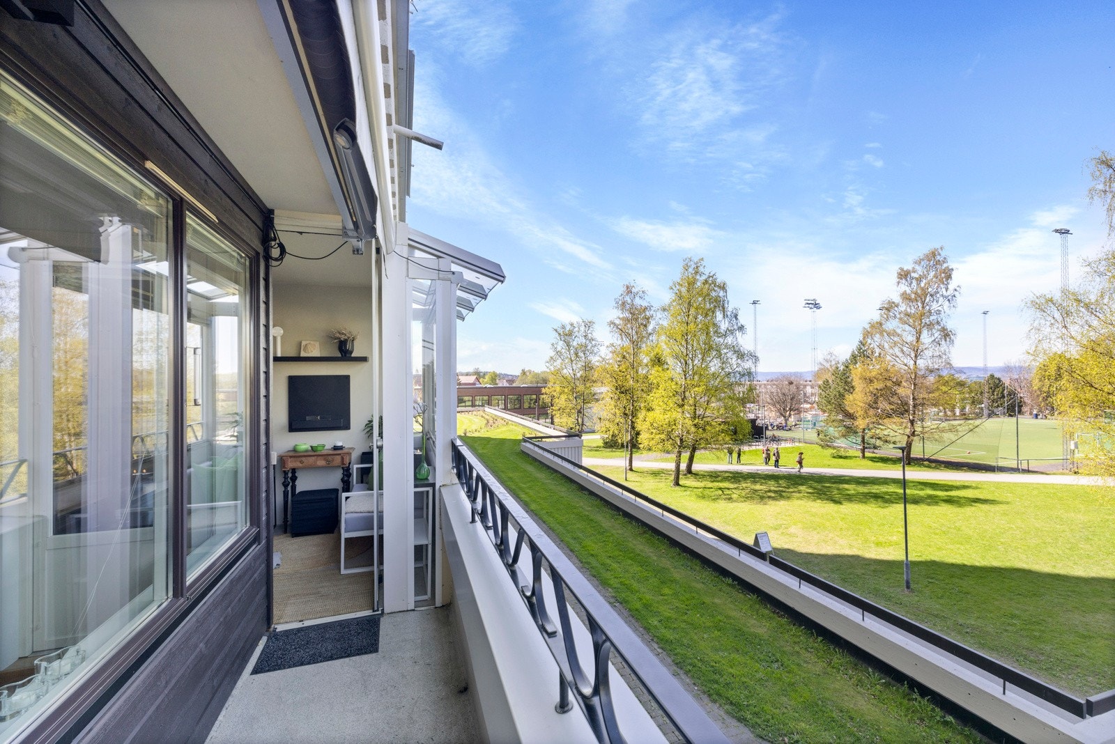 Videre fra den innglassede balkongen kommer du ut til en romslig balkong på 7 kvm Galleribilde